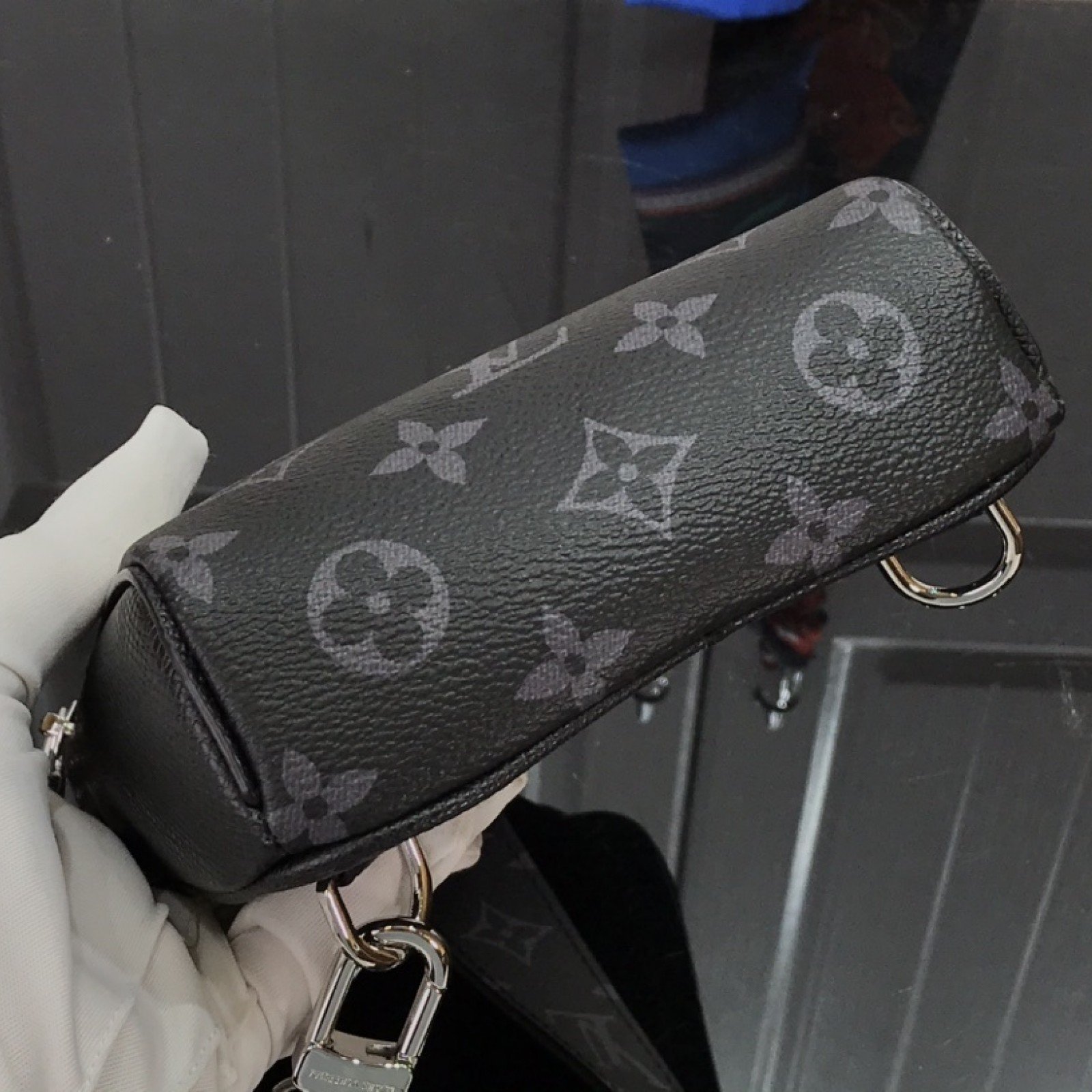 LV OUTDOOR SLINGBAG M30741