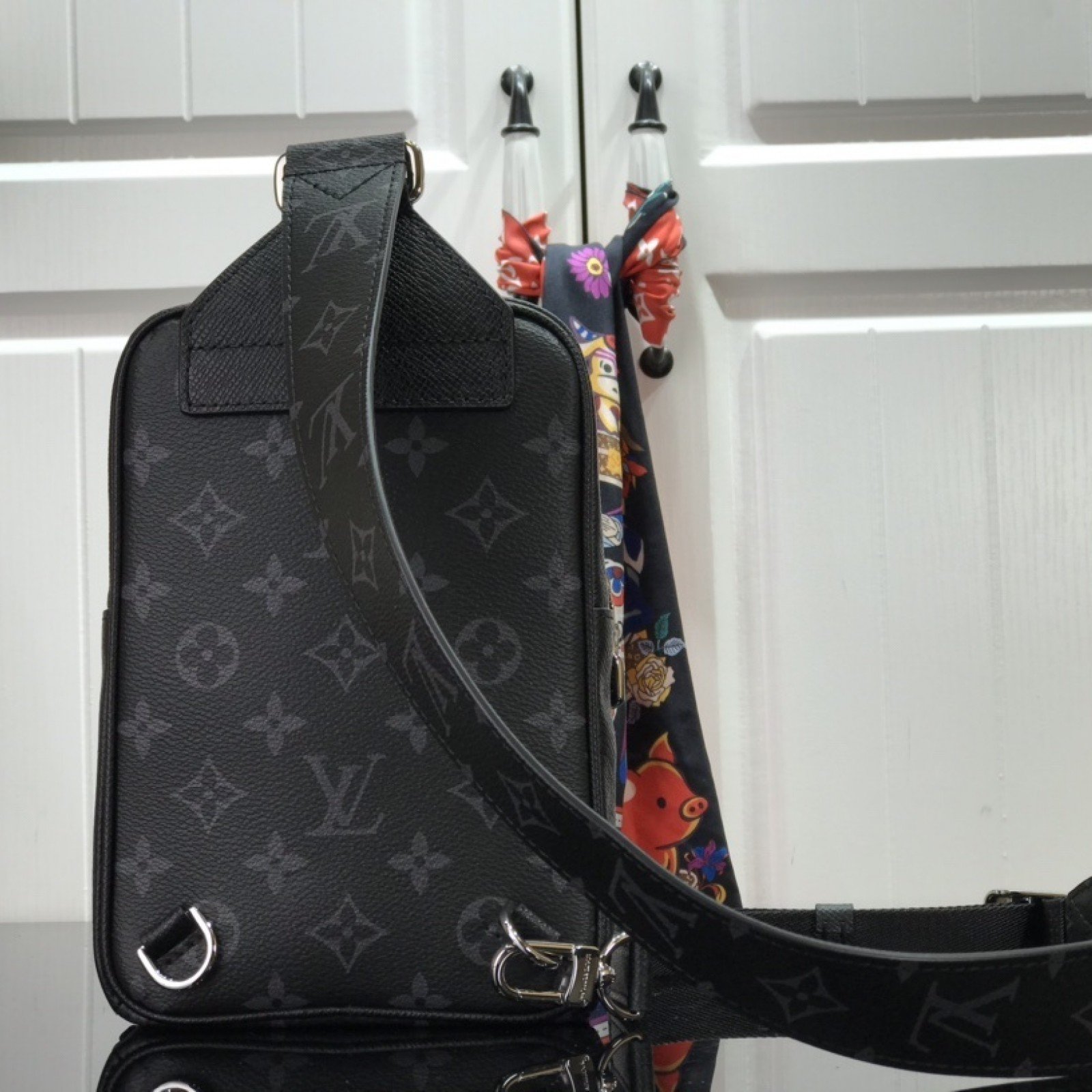 LV OUTDOOR SLINGBAG M30741