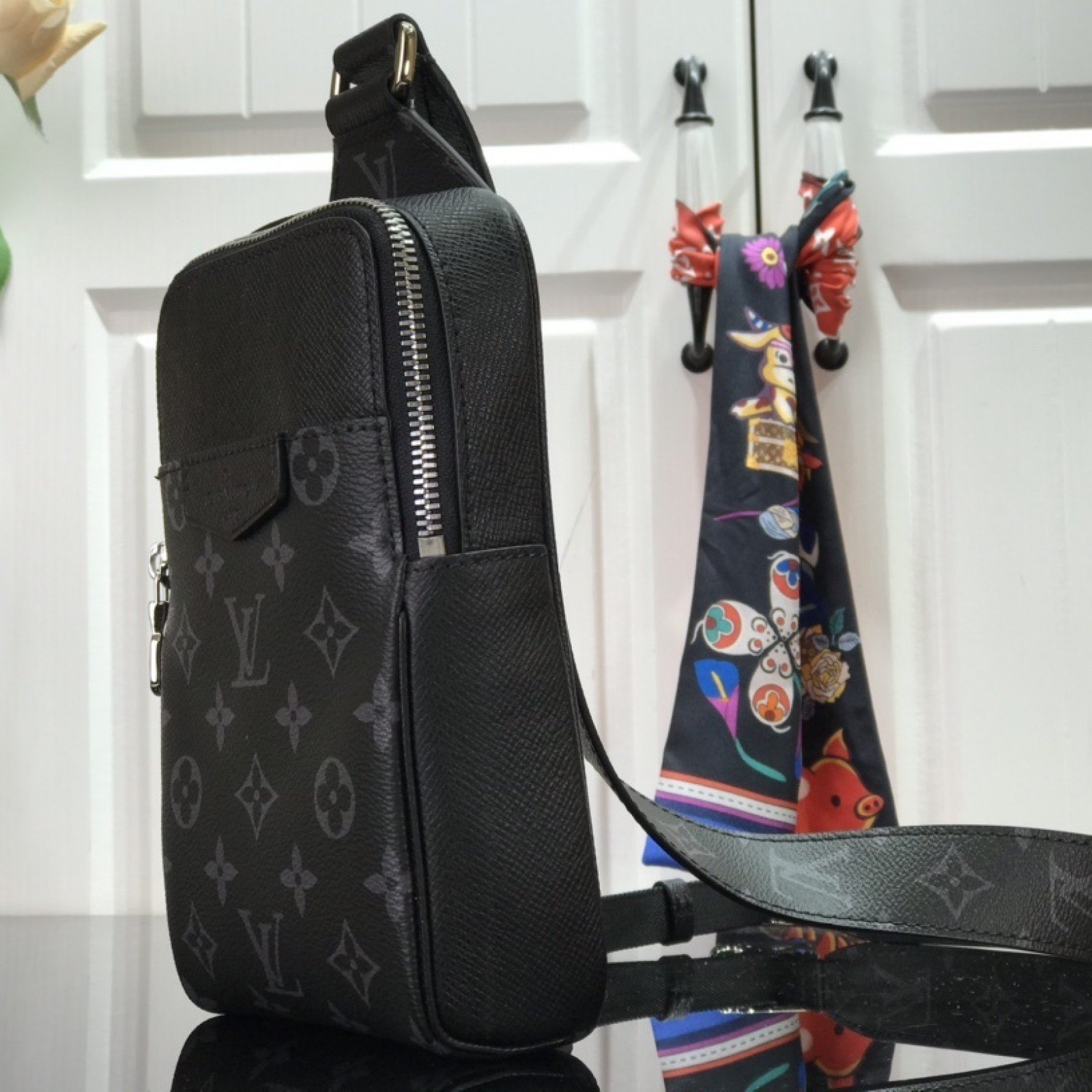 LV OUTDOOR SLINGBAG M30741