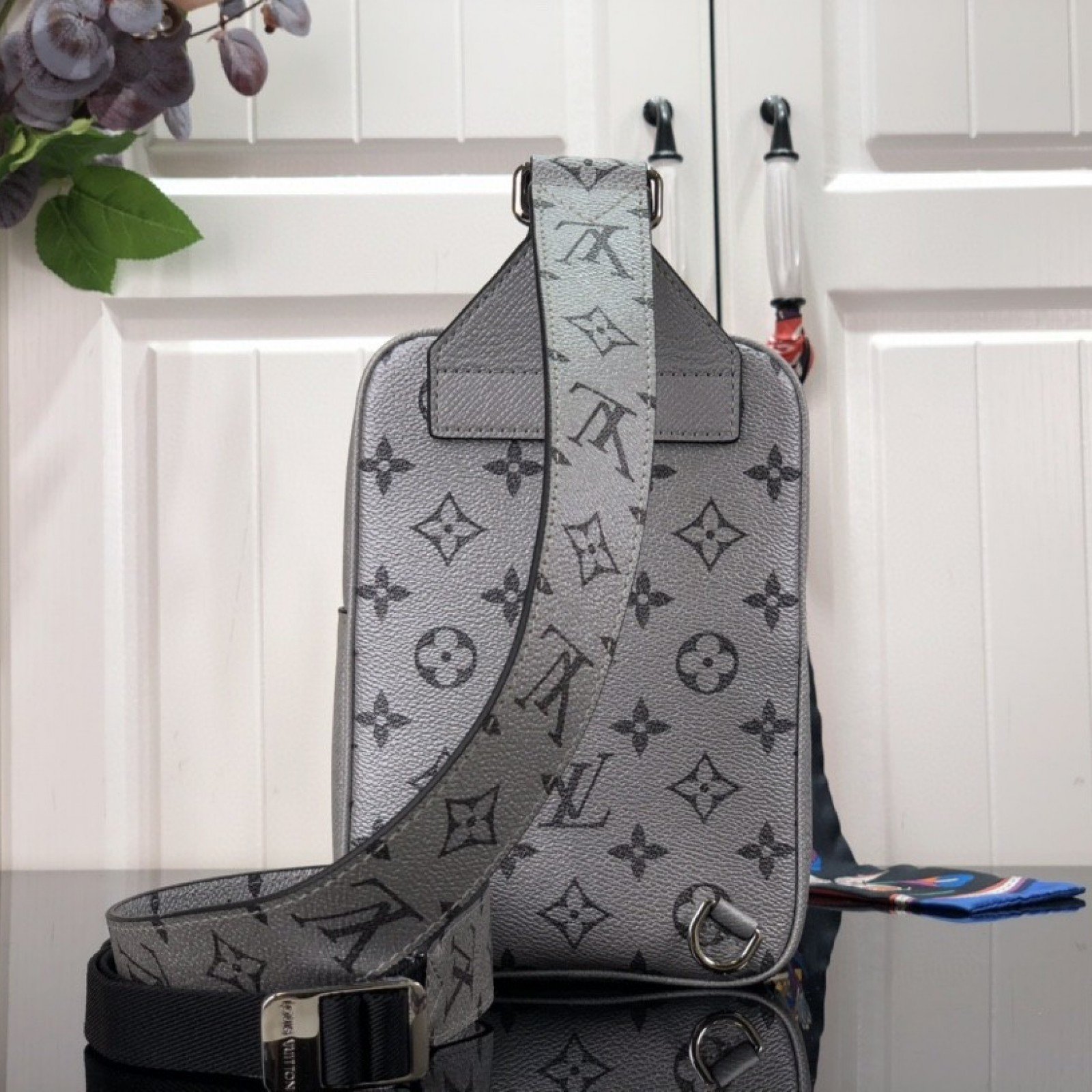 LV OUTDOOR SLINGBAG M30833
