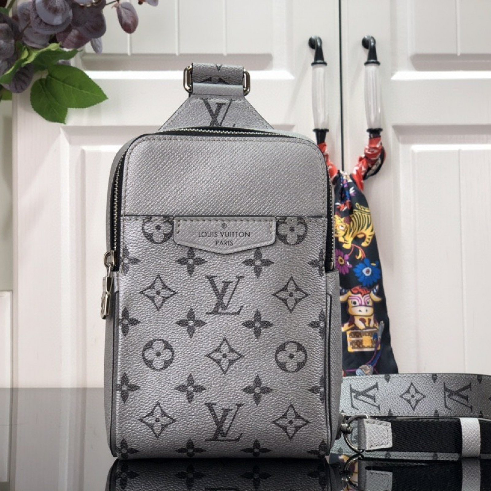 LV OUTDOOR SLINGBAG M30833