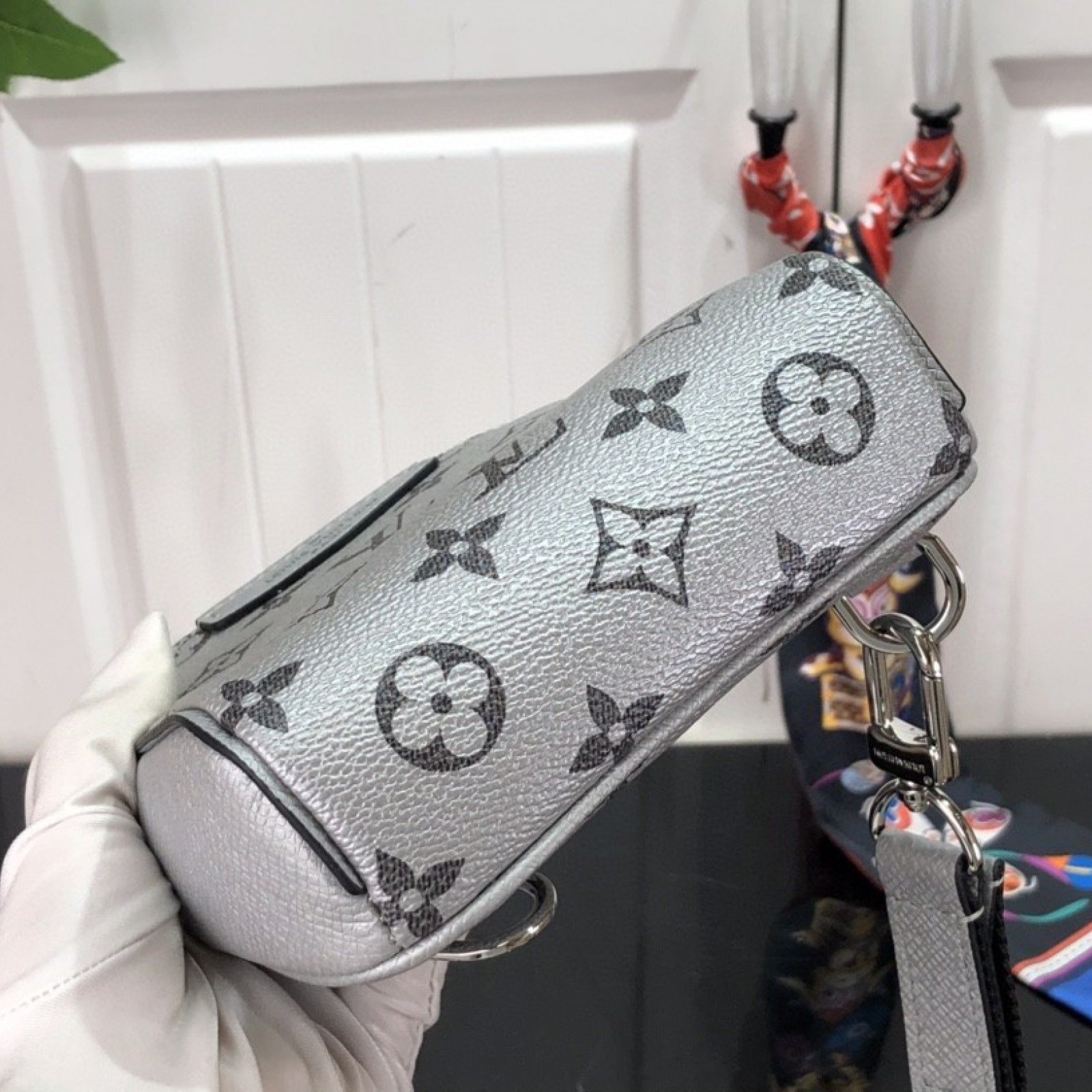 LV OUTDOOR SLINGBAG M30833