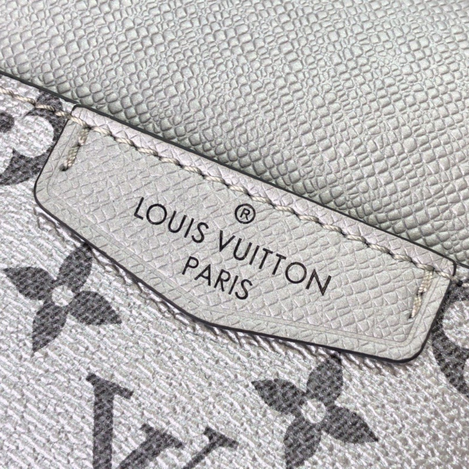 LV OUTDOOR SLINGBAG M30833