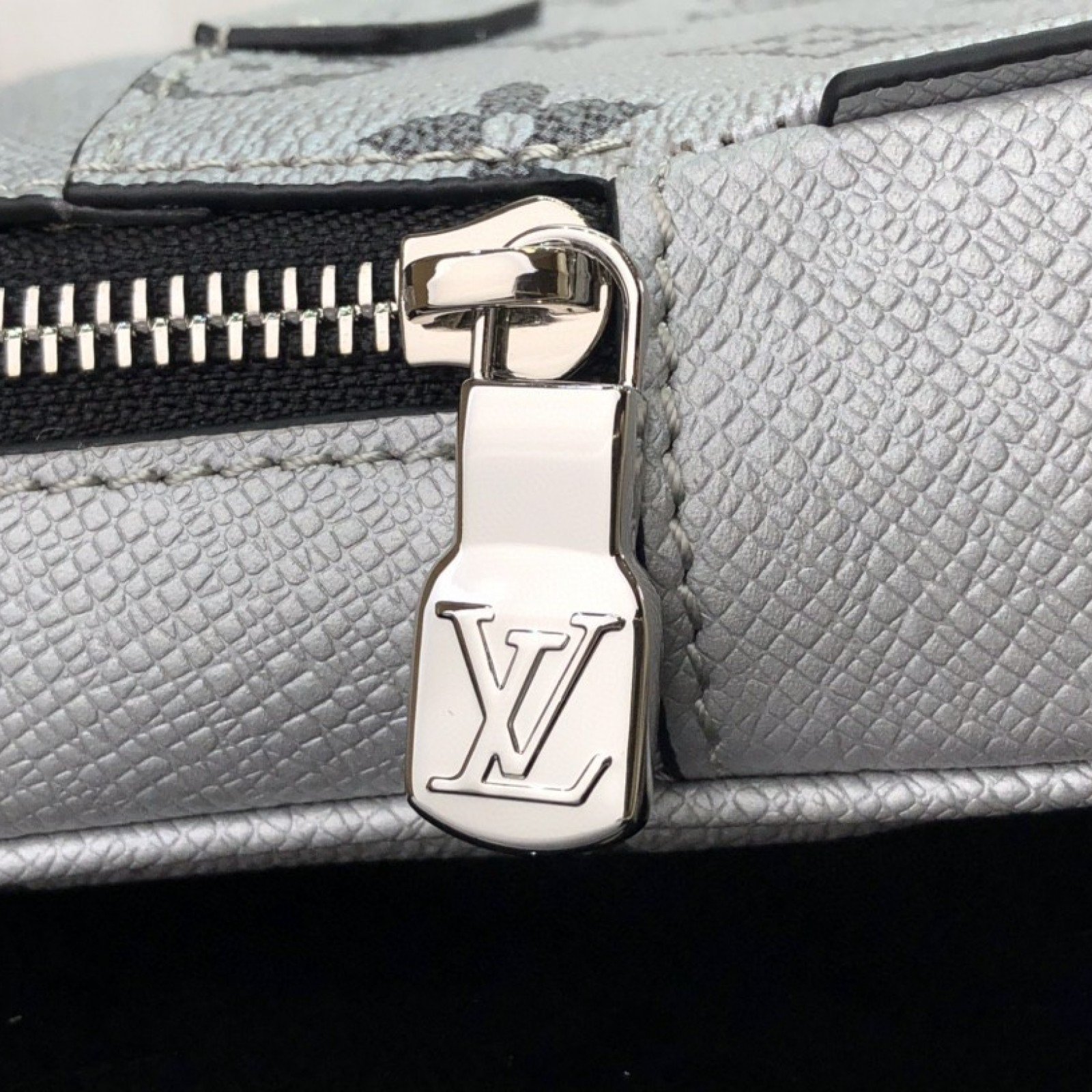 LV OUTDOOR SLINGBAG M30833
