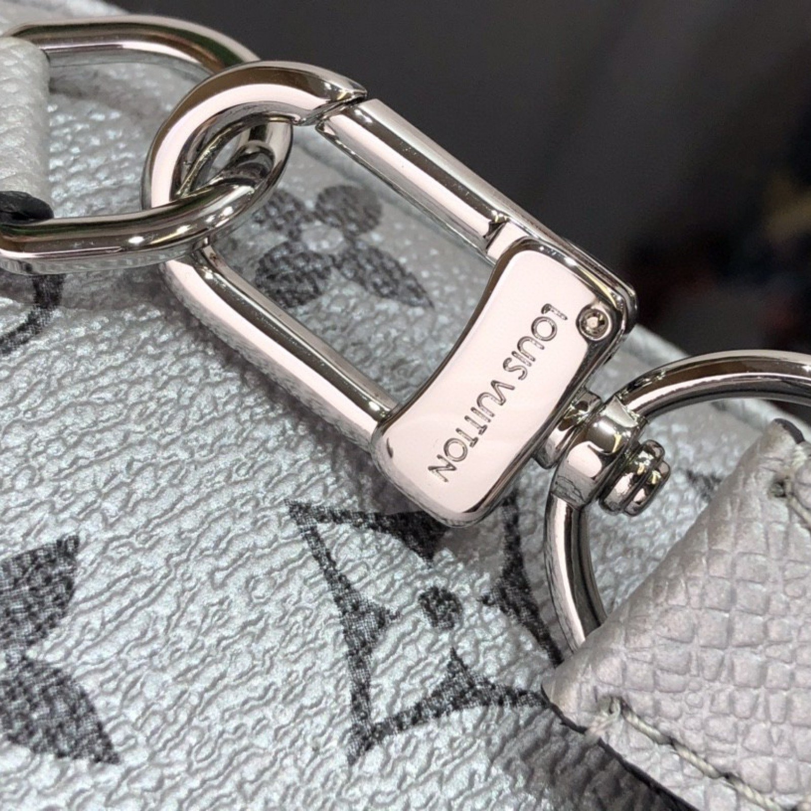LV OUTDOOR SLINGBAG M30833