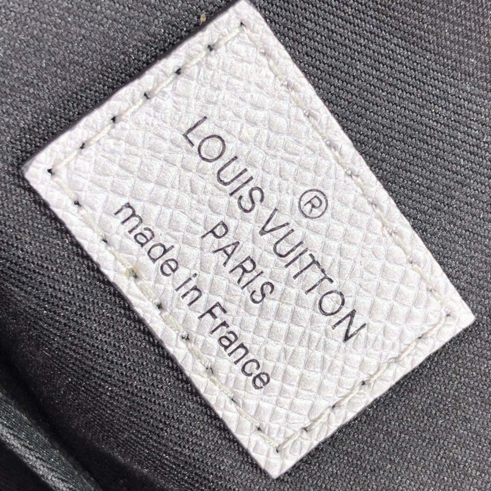 LV OUTDOOR SLINGBAG M30833
