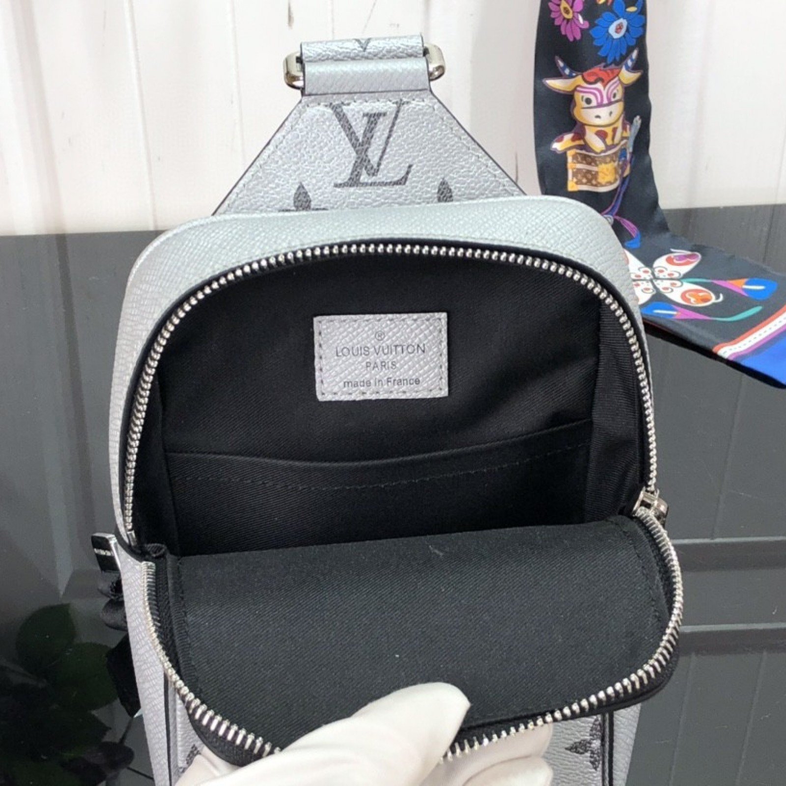 LV OUTDOOR SLINGBAG M30833