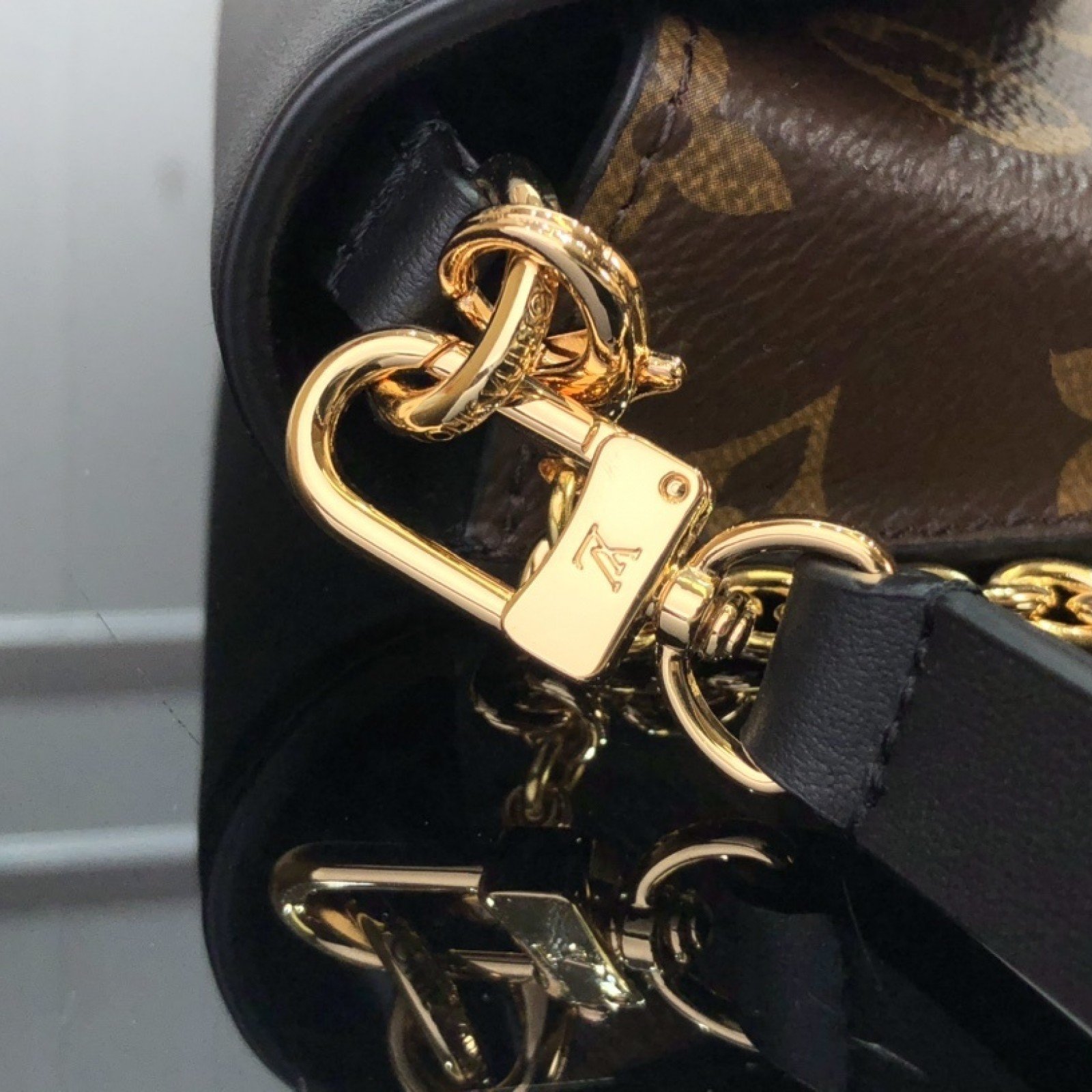 LV PADLOCK ON STRAP BAG M80559
