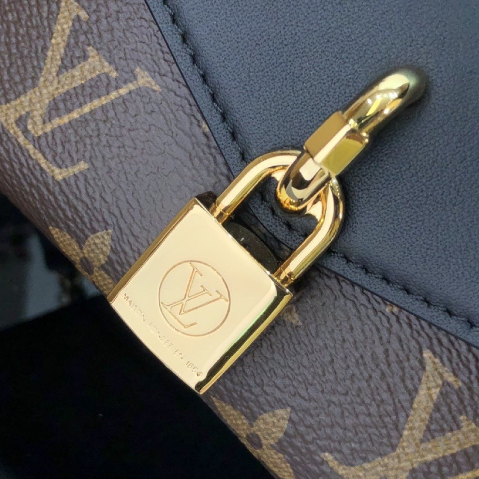 LV PADLOCK ON STRAP BAG M80559