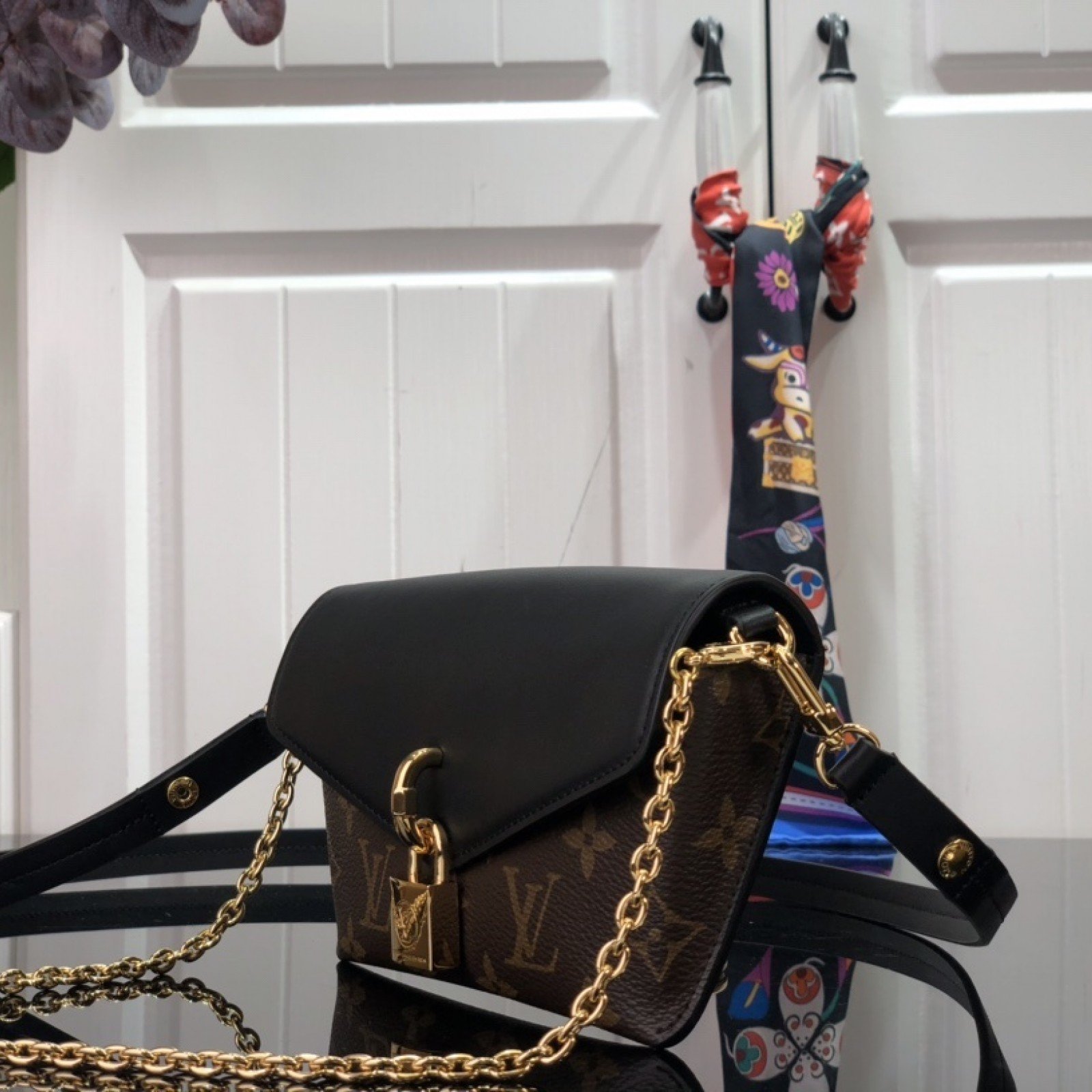 LV PADLOCK ON STRAP BAG M80559