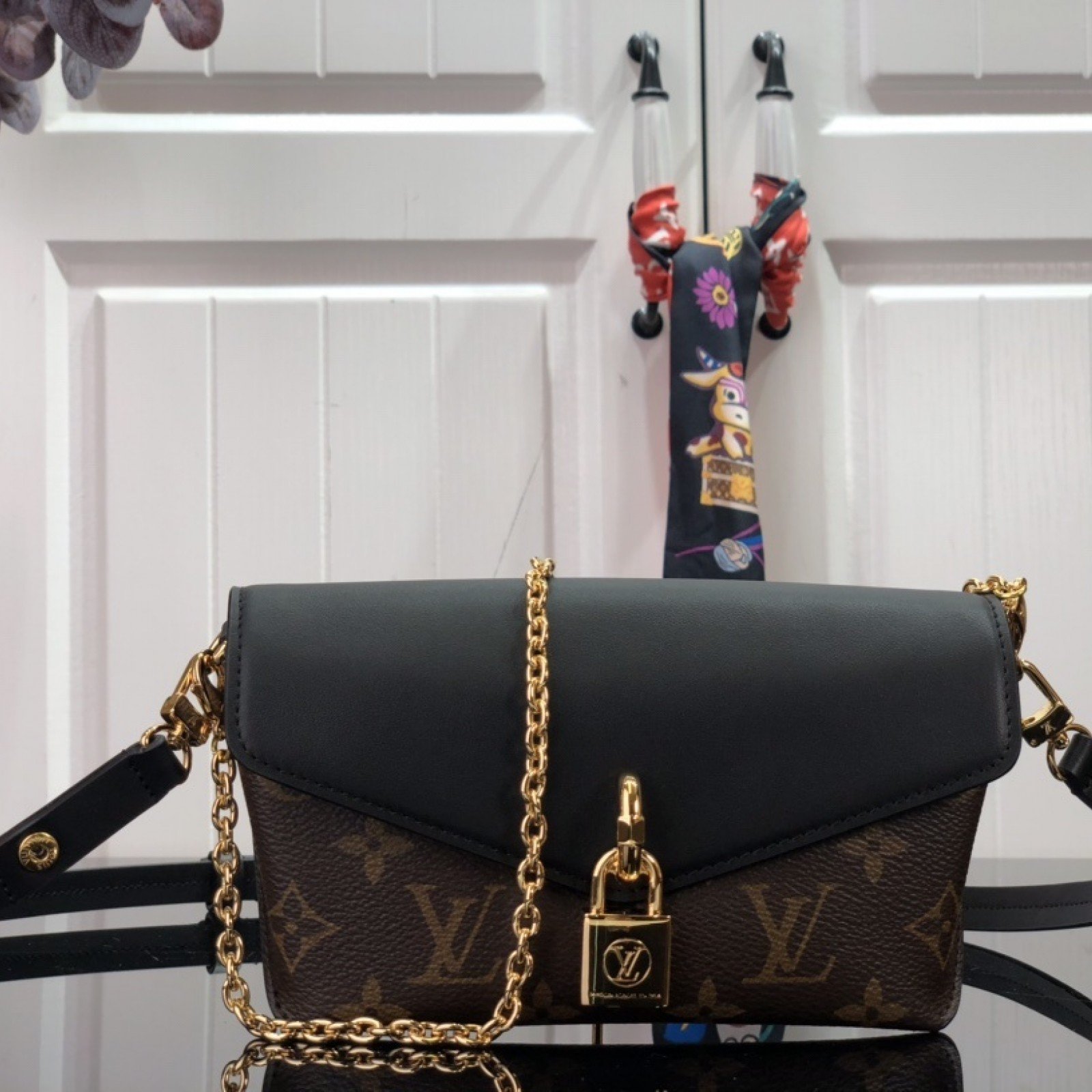 LV PADLOCK ON STRAP BAG M80559