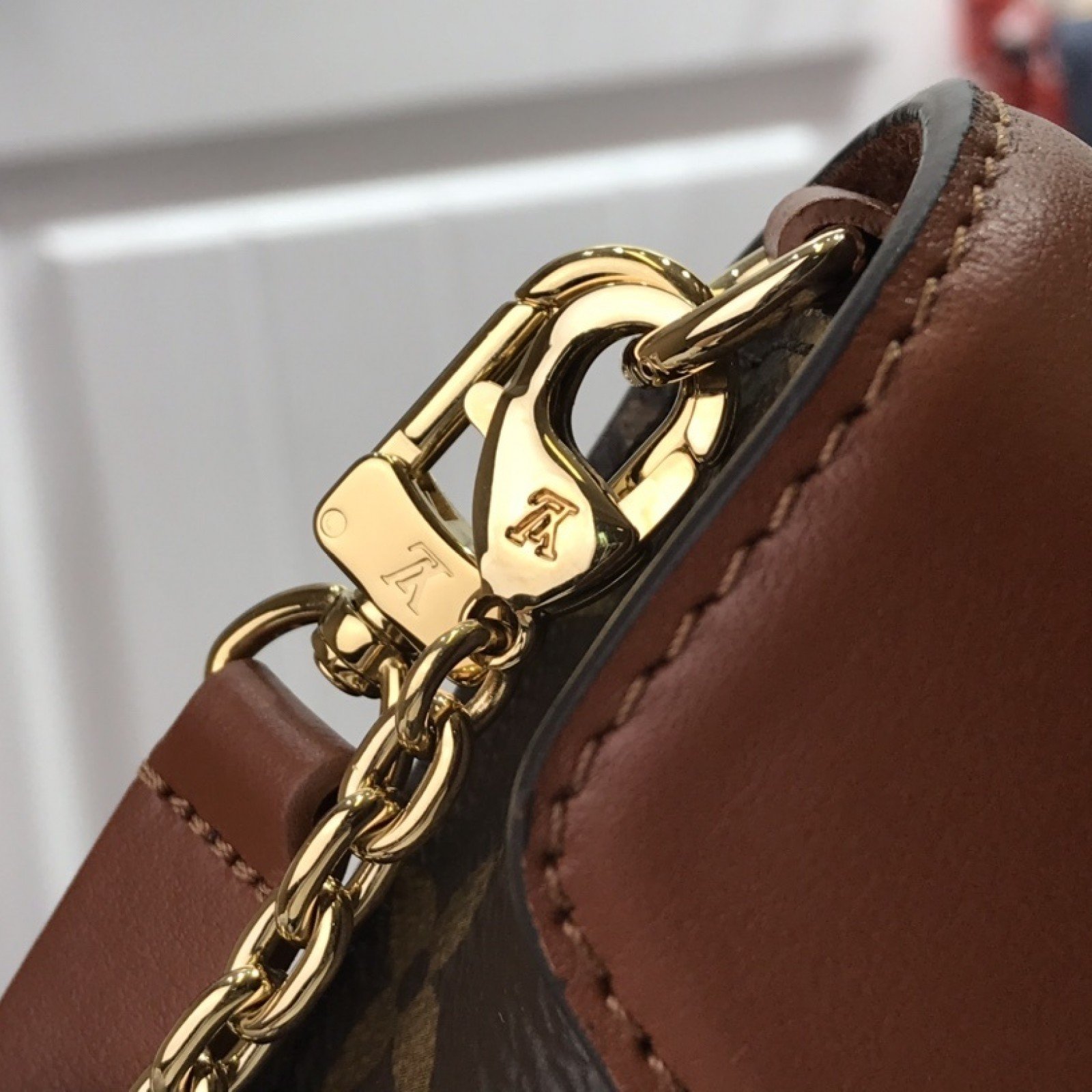 LV PADLOCK ON STRAP BAG M80559