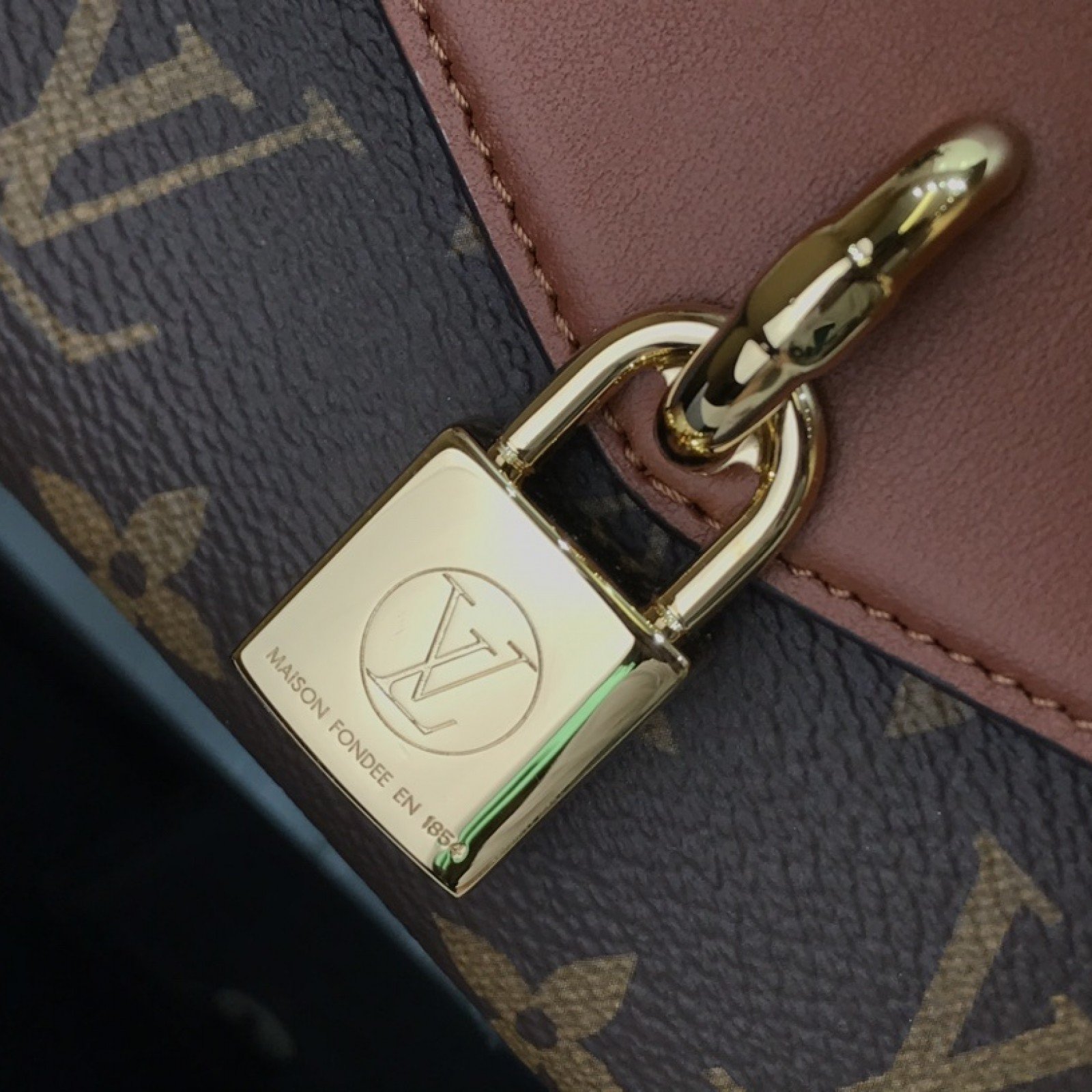 LV PADLOCK ON STRAP BAG M80559