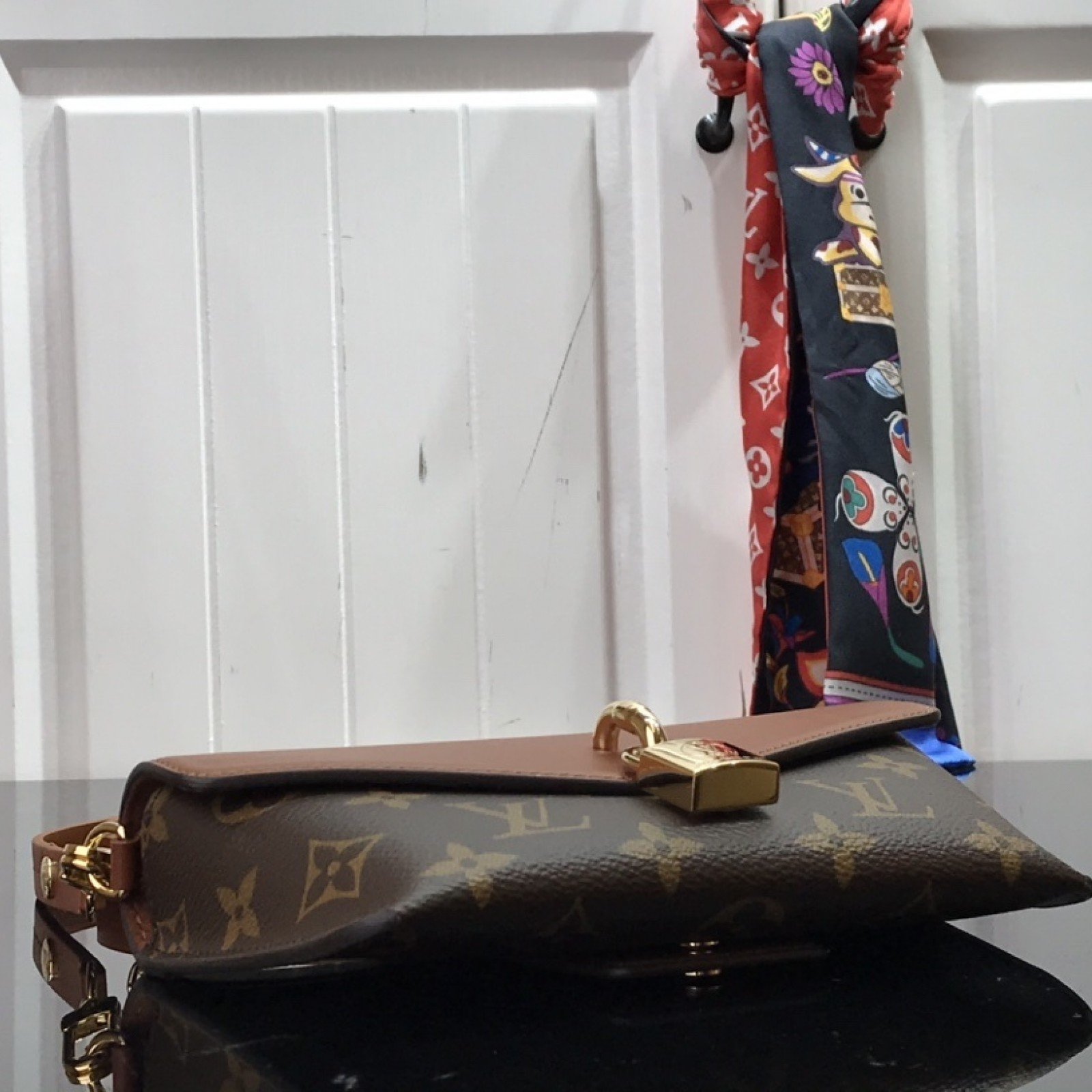 LV PADLOCK ON STRAP BAG M80559