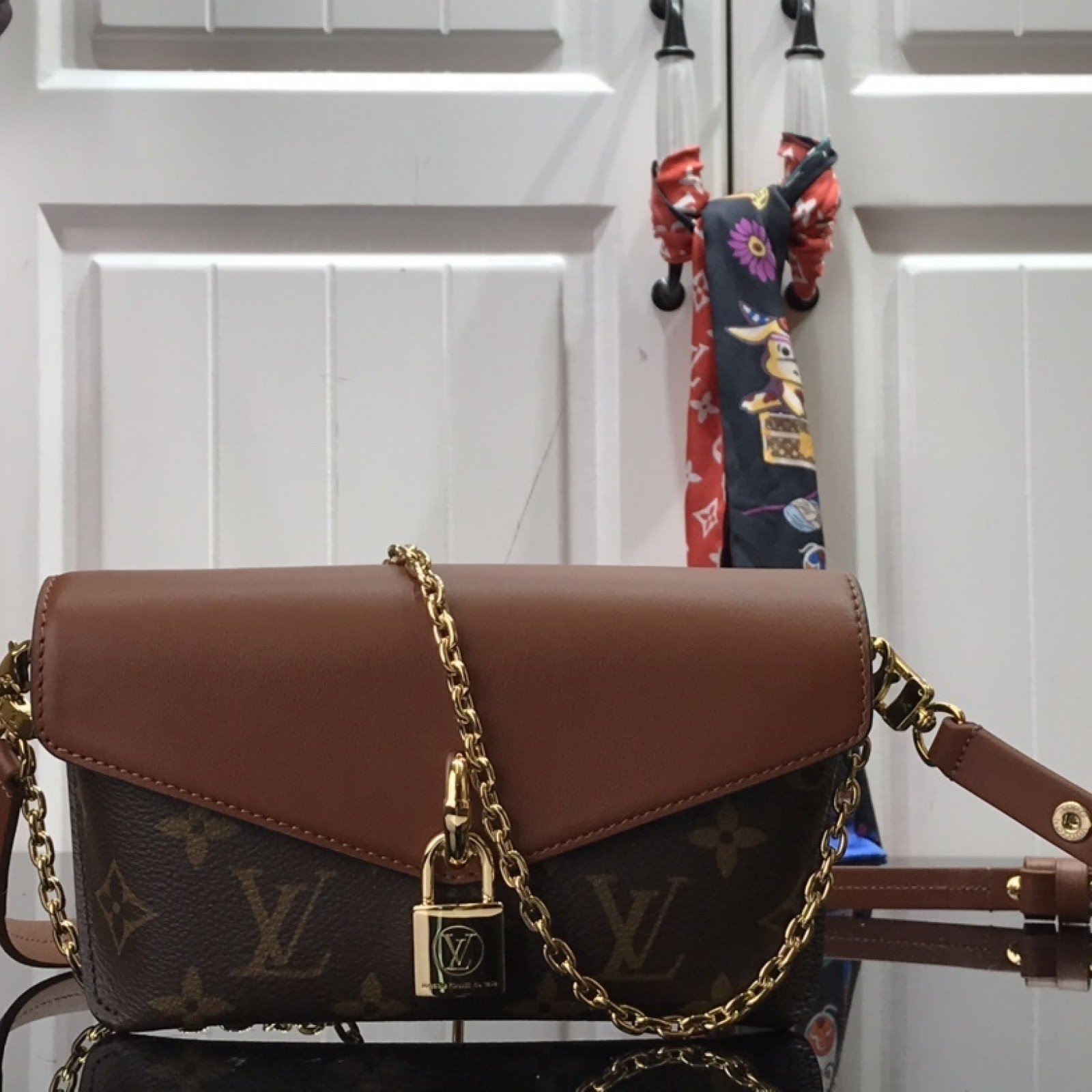 LV PADLOCK ON STRAP BAG M80559