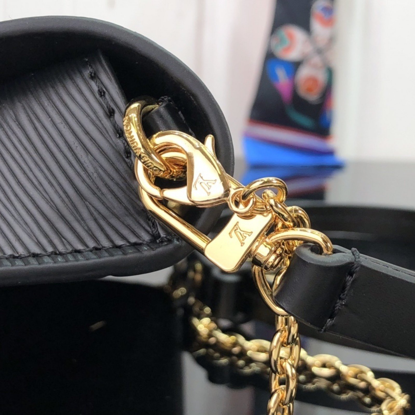 LV PADLOCK ON STRAP BAG M80819