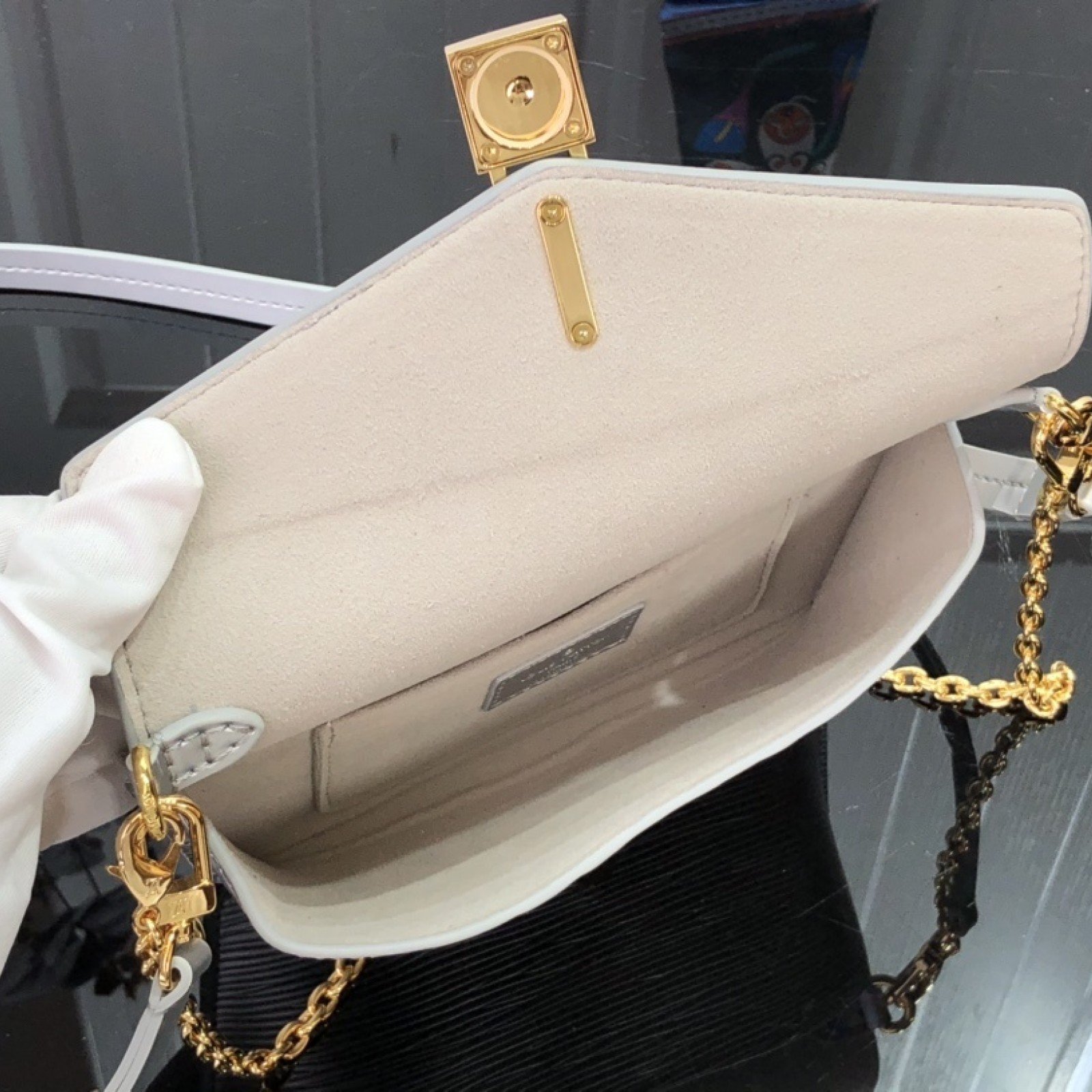 LV PADLOCK ON STRAP BAG M80819