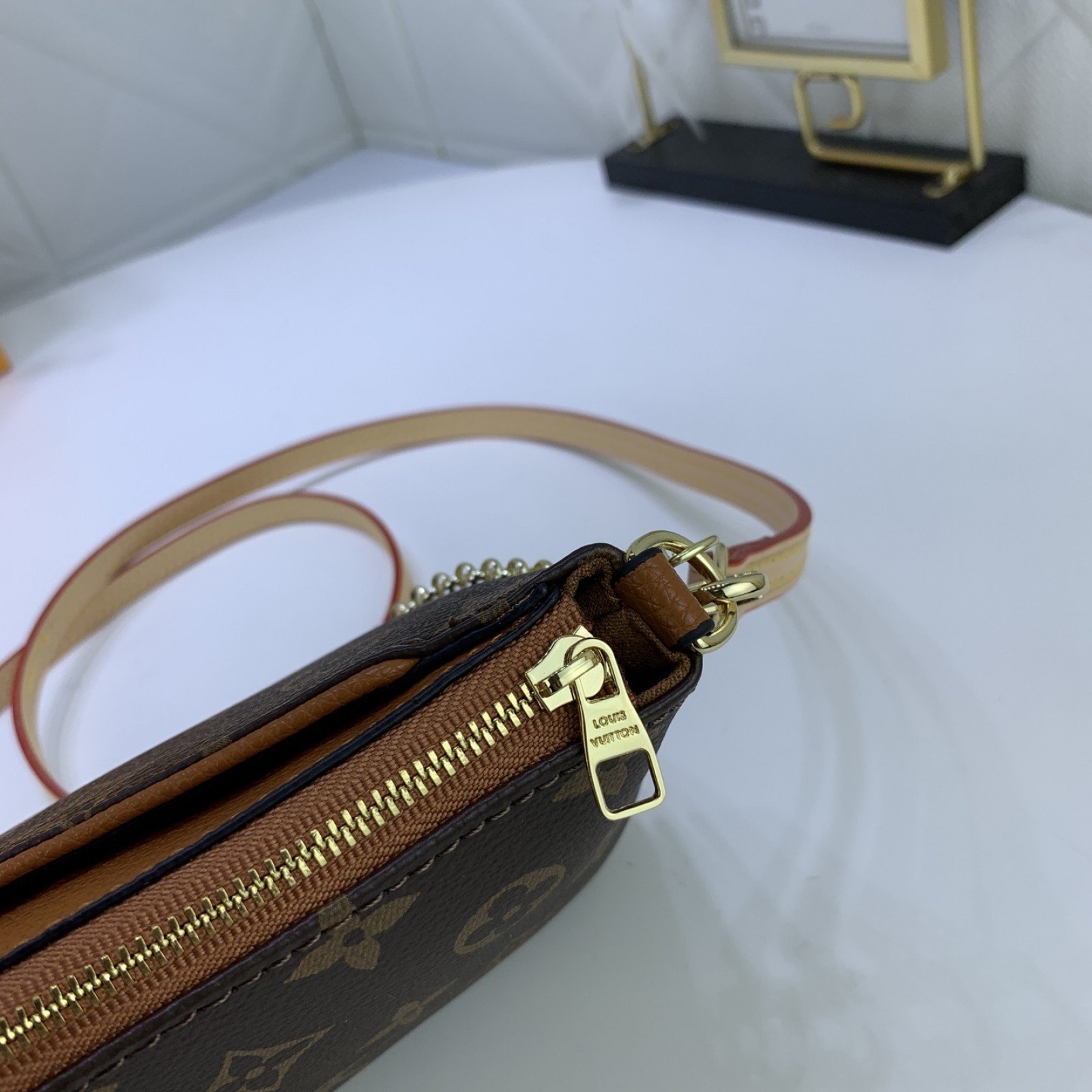 LV PALLS CLUTH M41638