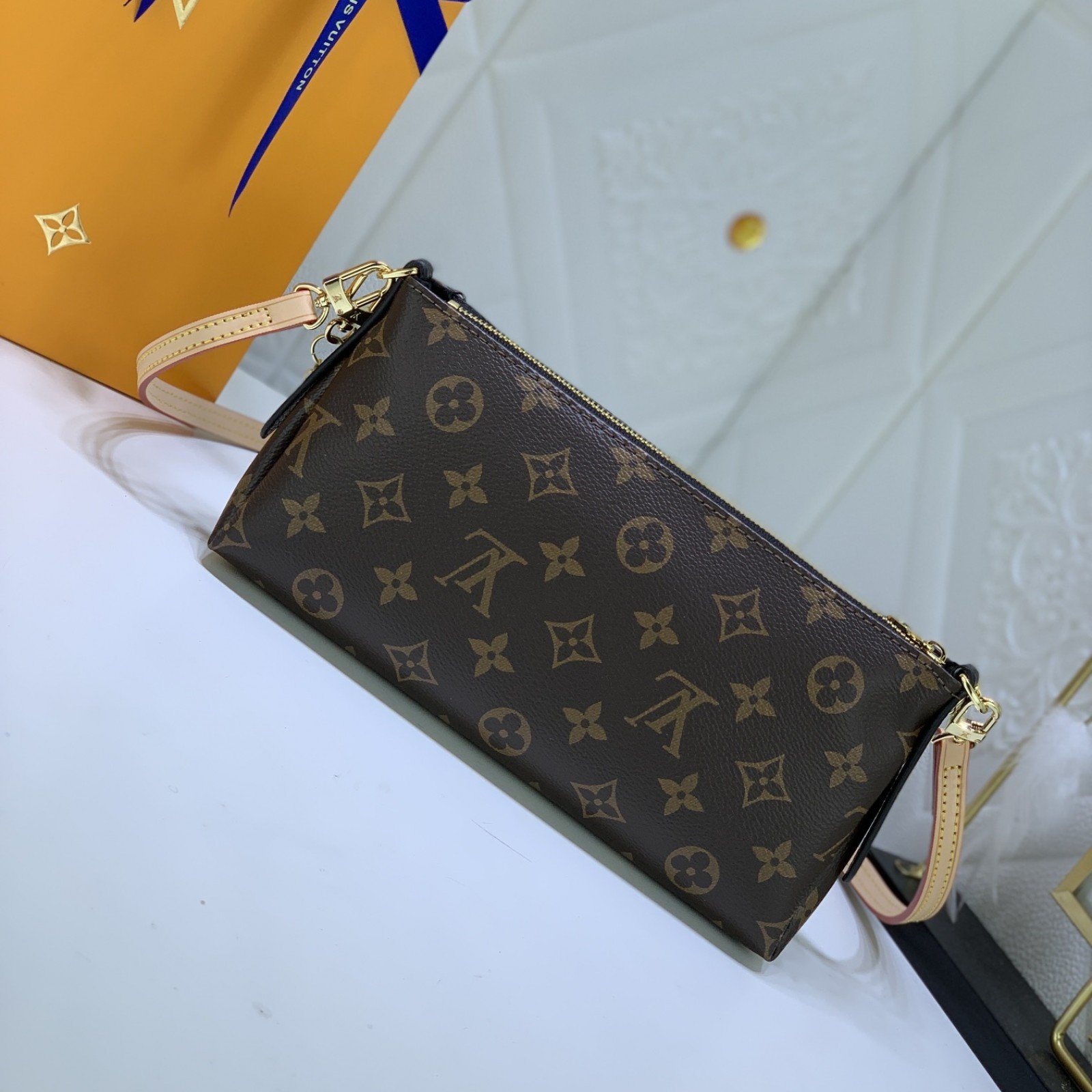 LV PALLS CLUTH M41638