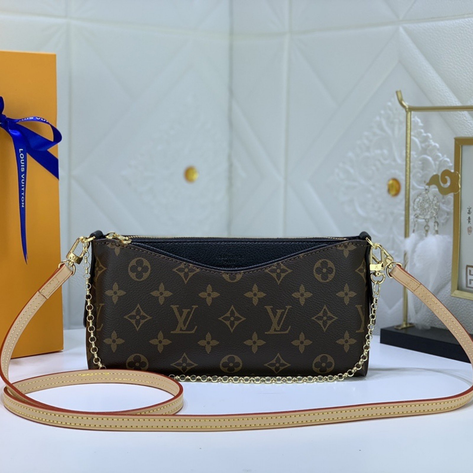 LV PALLS CLUTH M41638