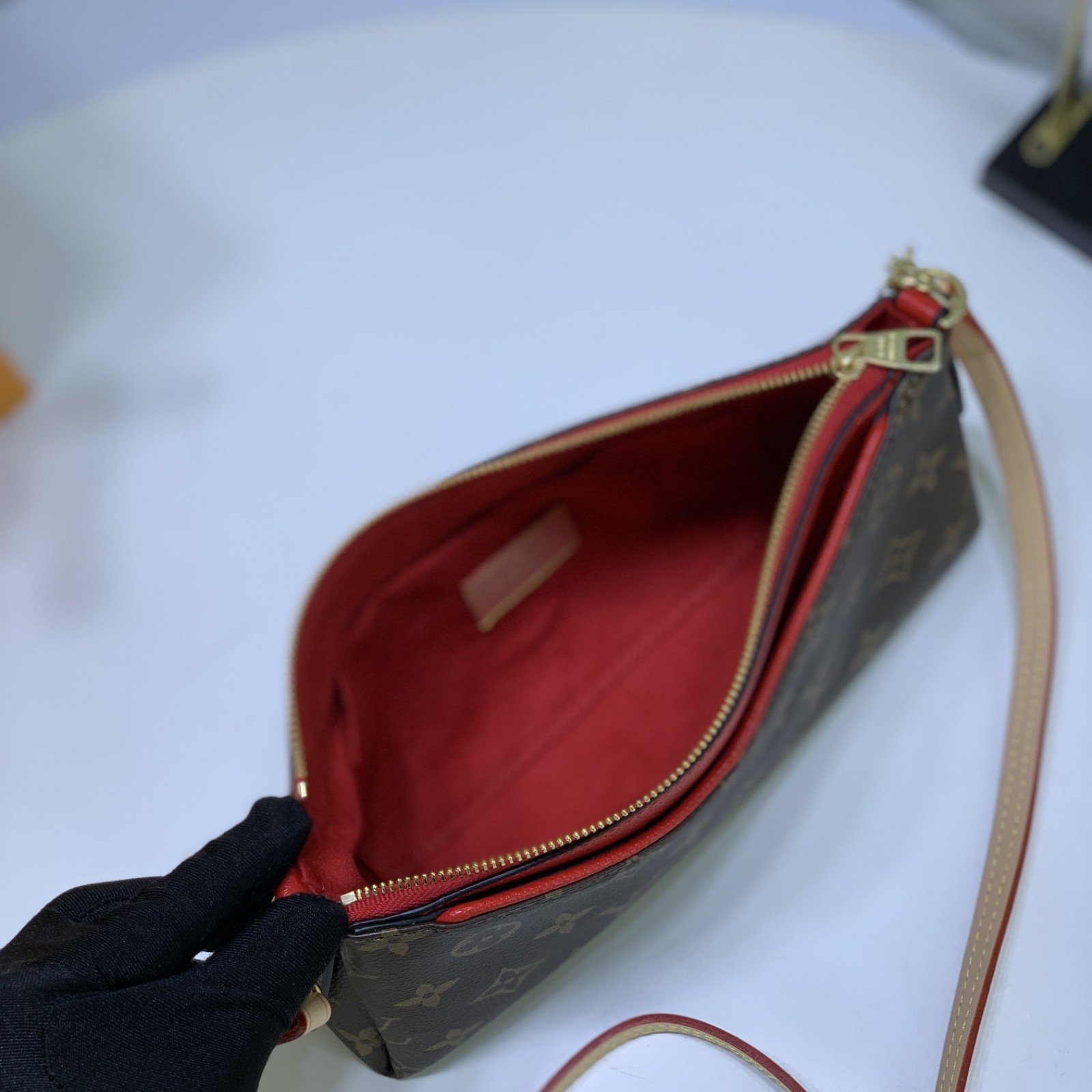 LV PALLS CLUTH M41638
