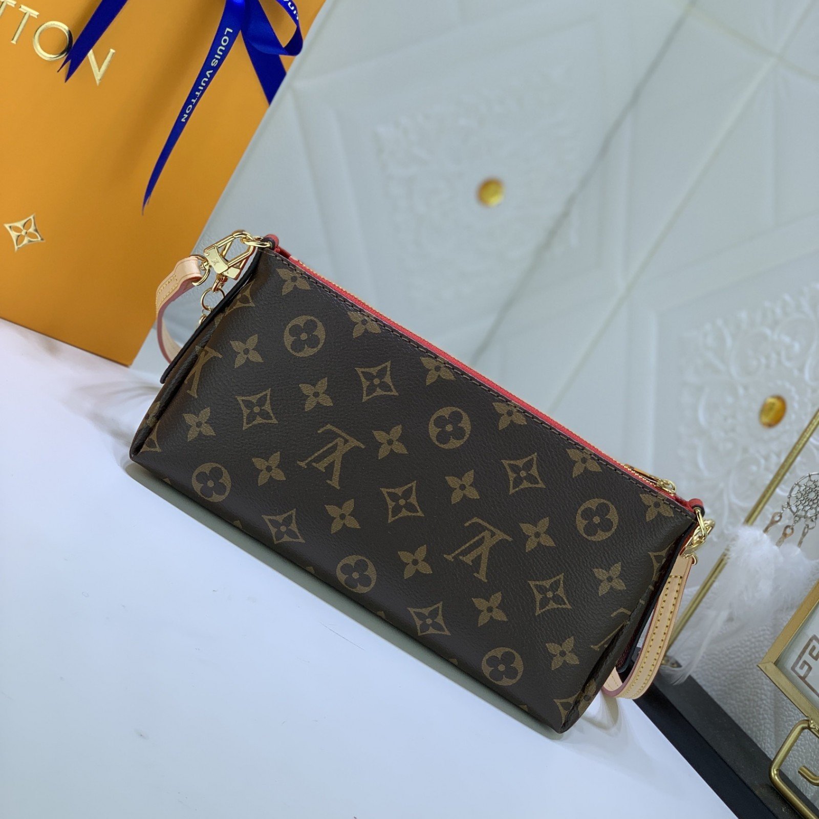 LV PALLS CLUTH M41638