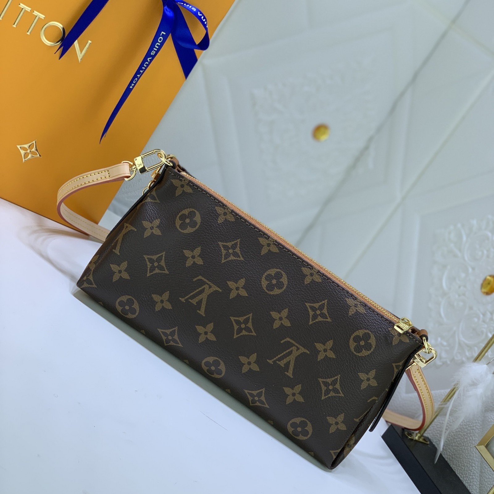 LV PALLS CLUTH M41638