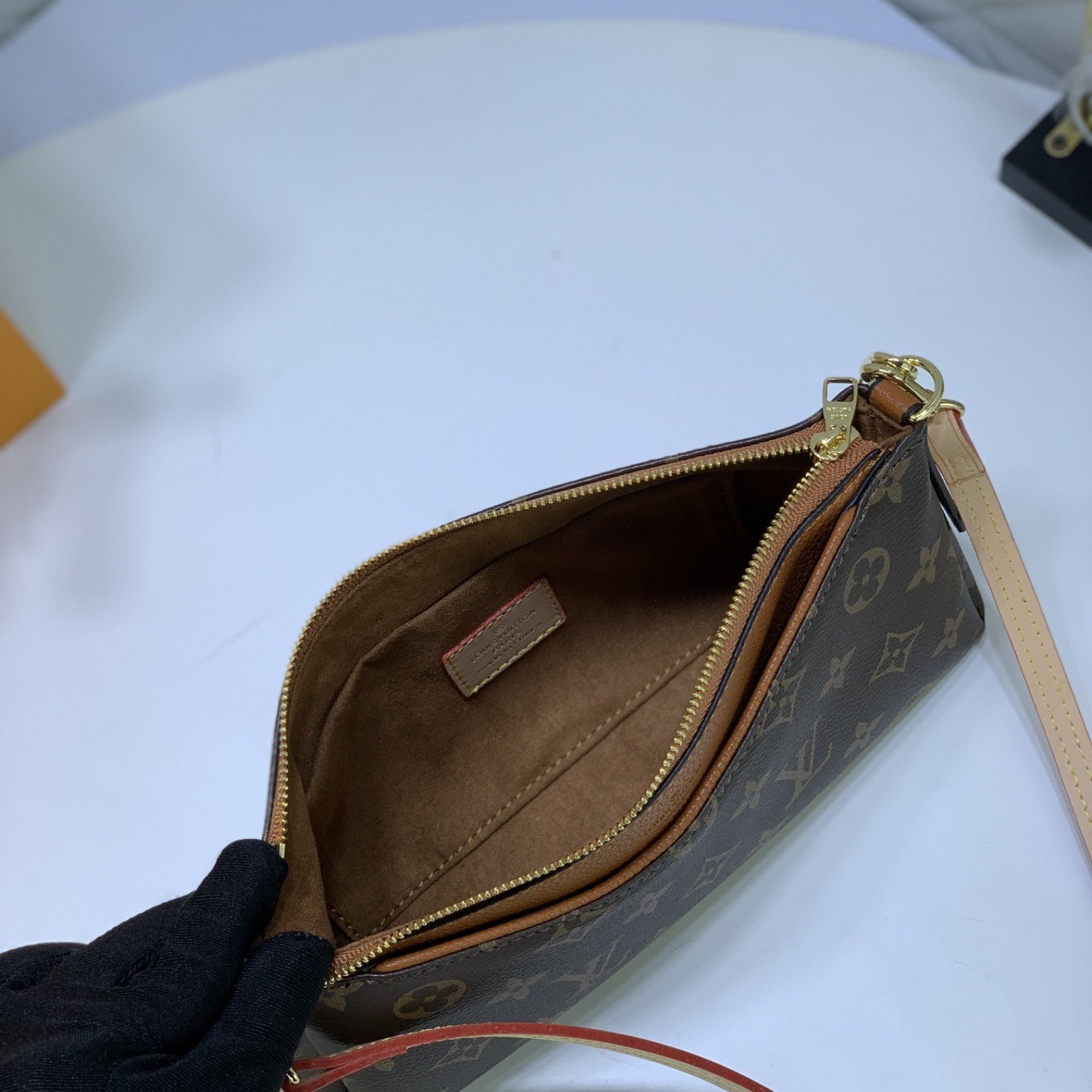 LV PALLS CLUTH M41638