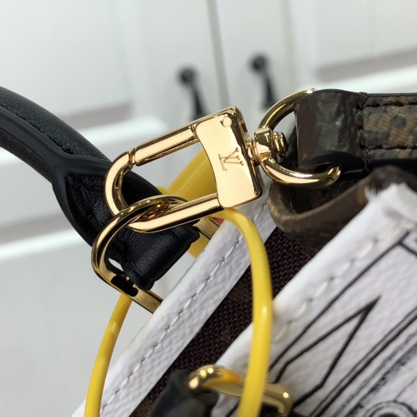 LV PETIT SAC PLAT M80991