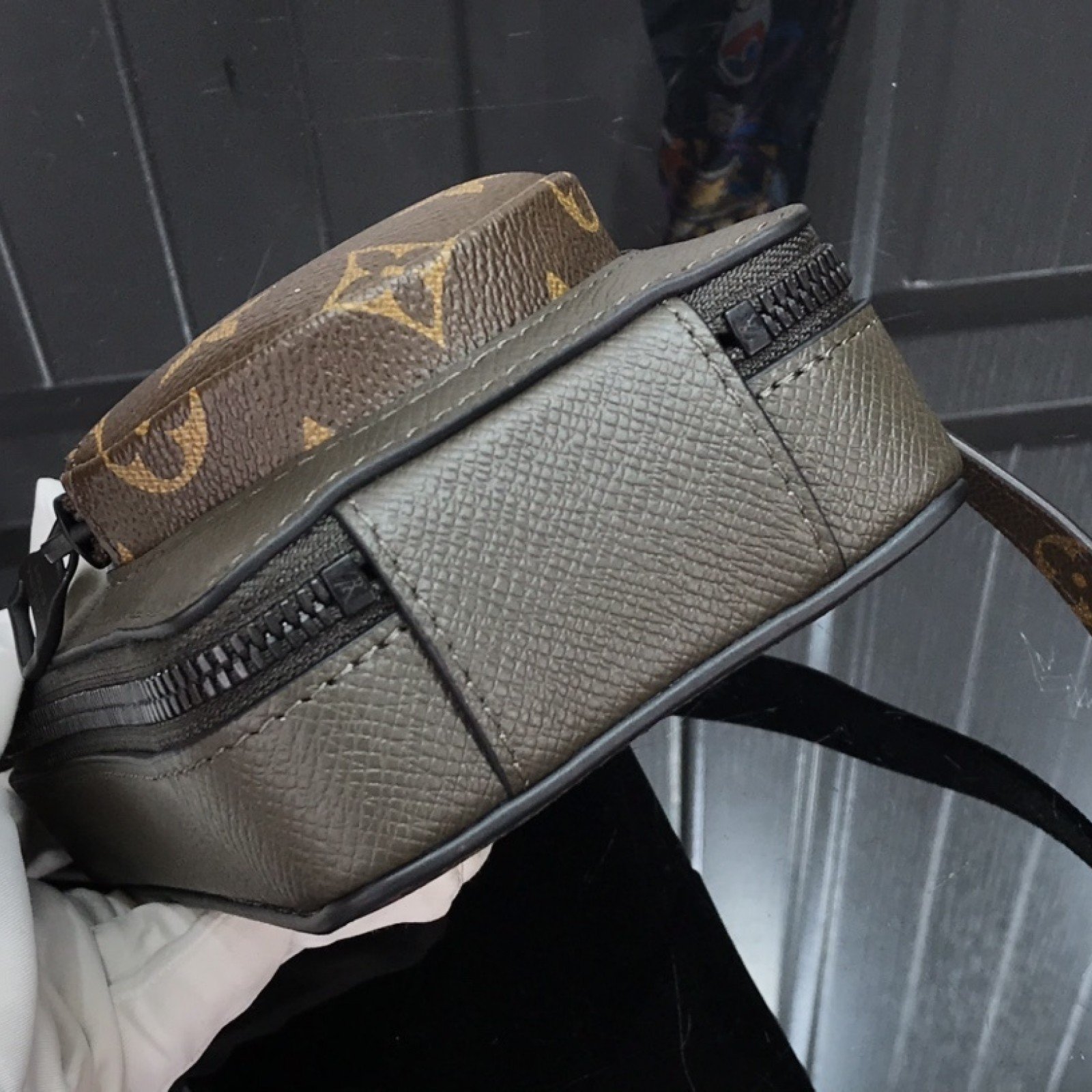 LV PHONE BOX M30581