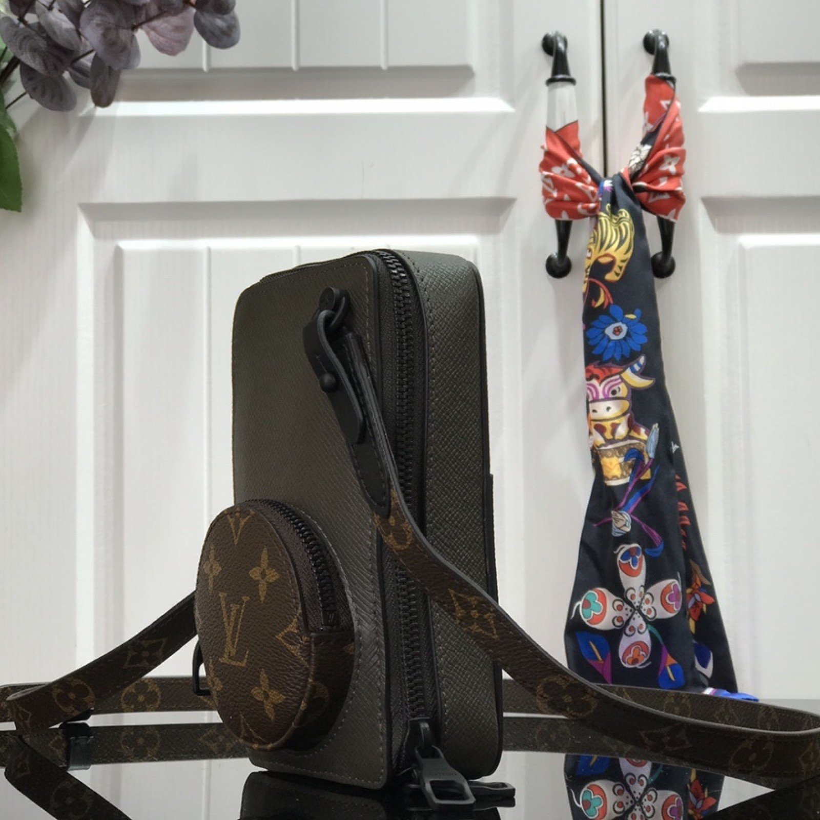 LV PHONE BOX M30581