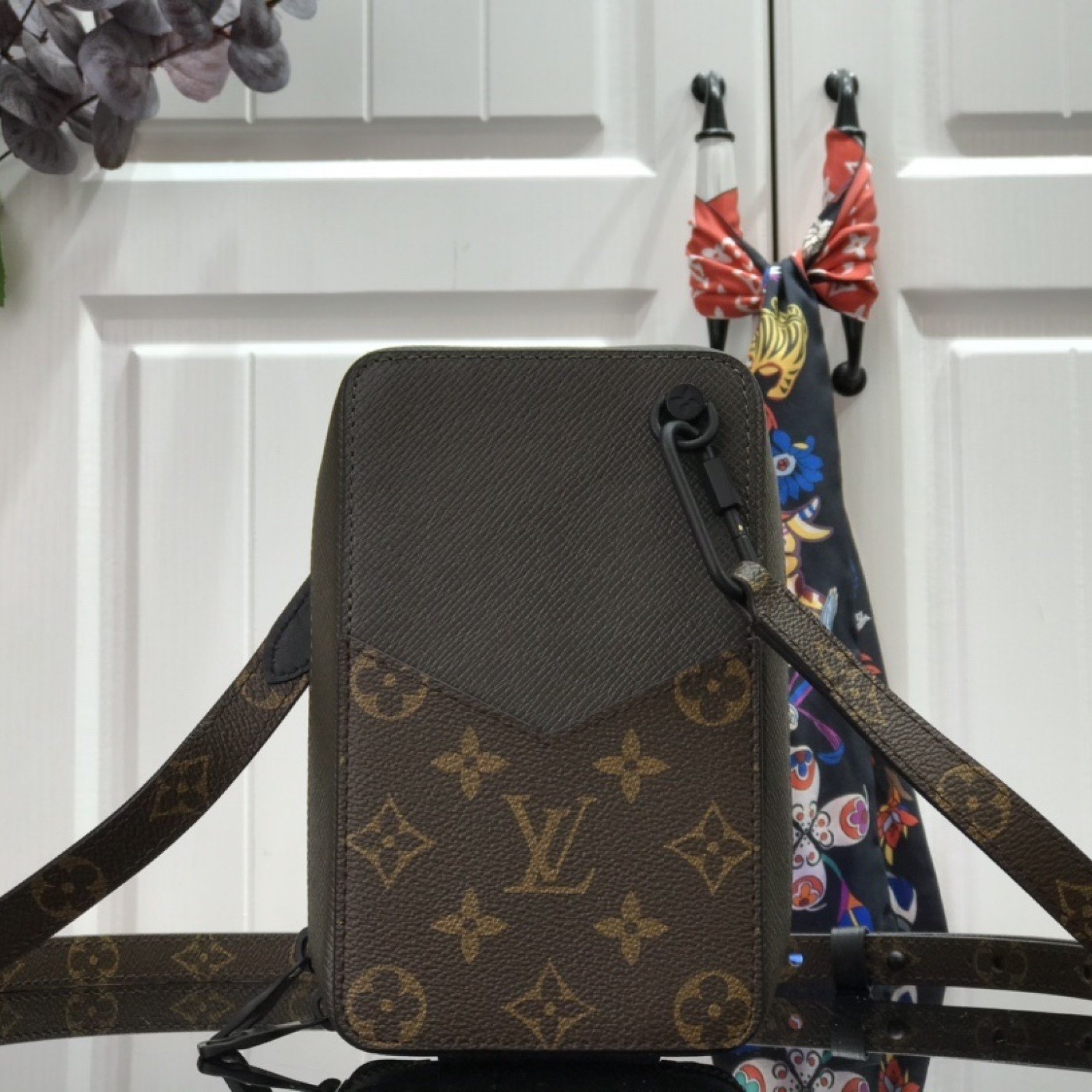 LV PHONE BOX M30581