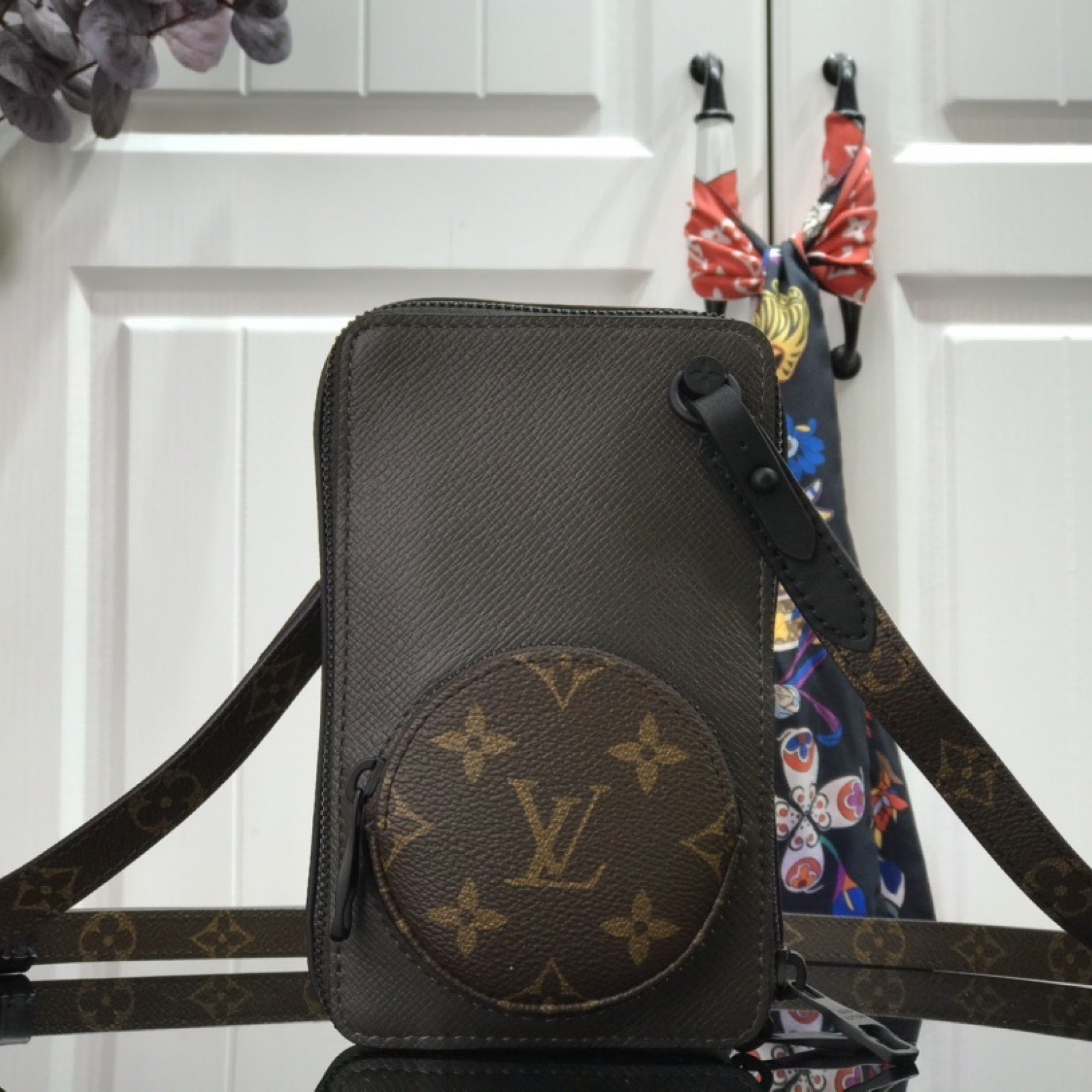 LV PHONE BOX M30581
