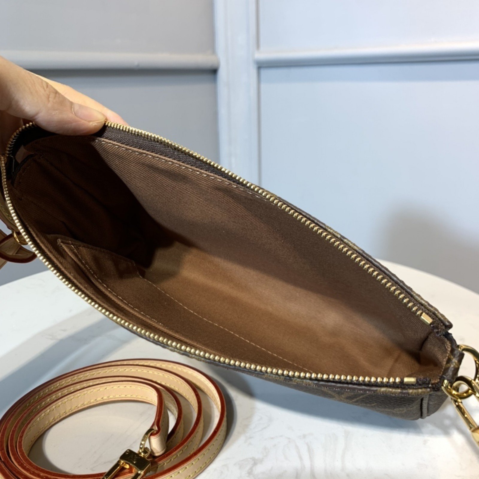 LV POCHETTE ACCESSOIRES M40712