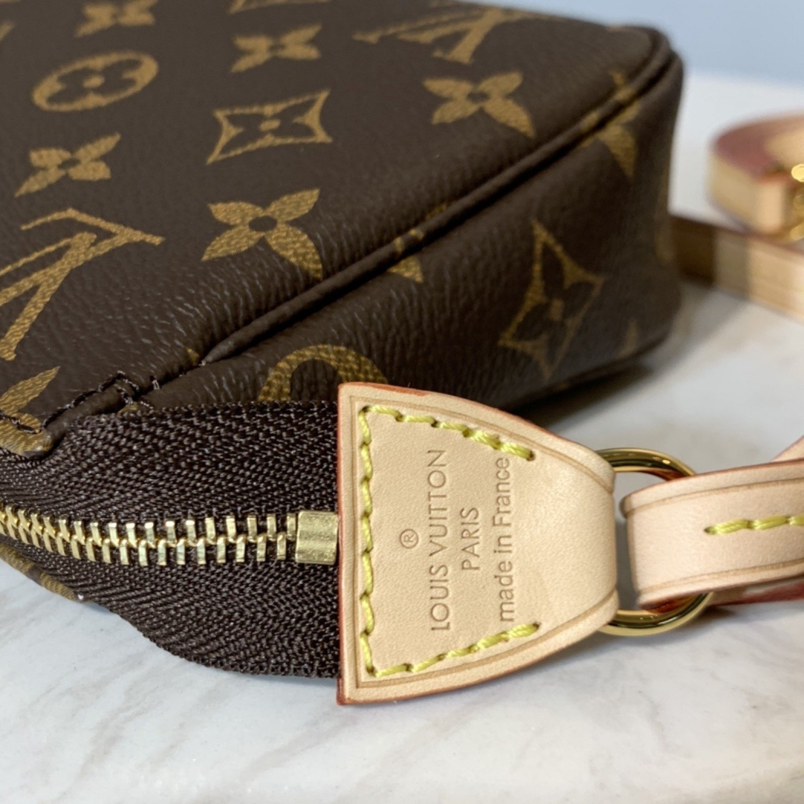 LV POCHETTE ACCESSOIRES M40712