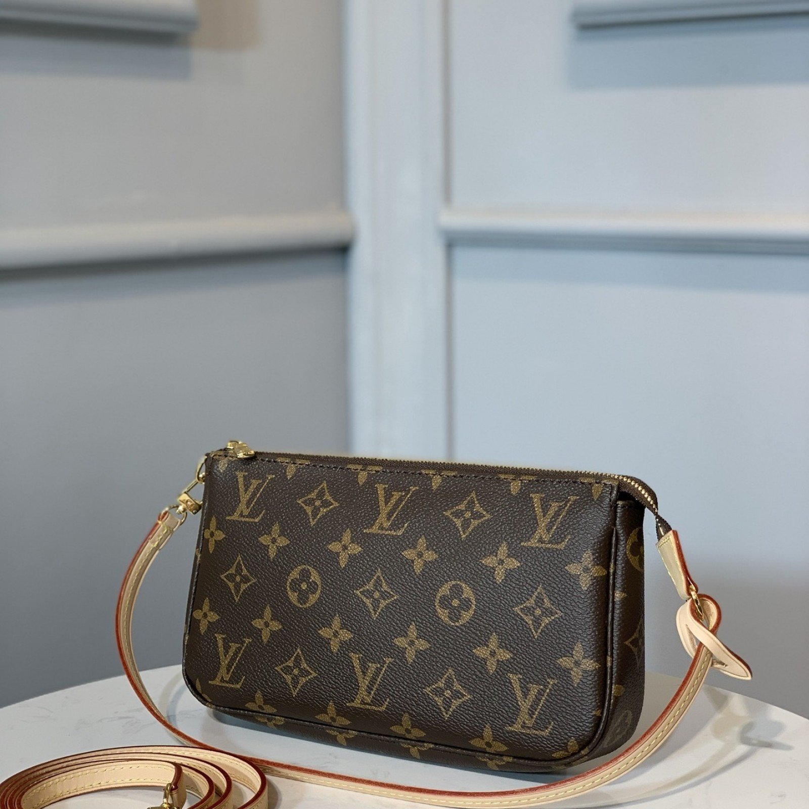 LV POCHETTE ACCESSOIRES M40712