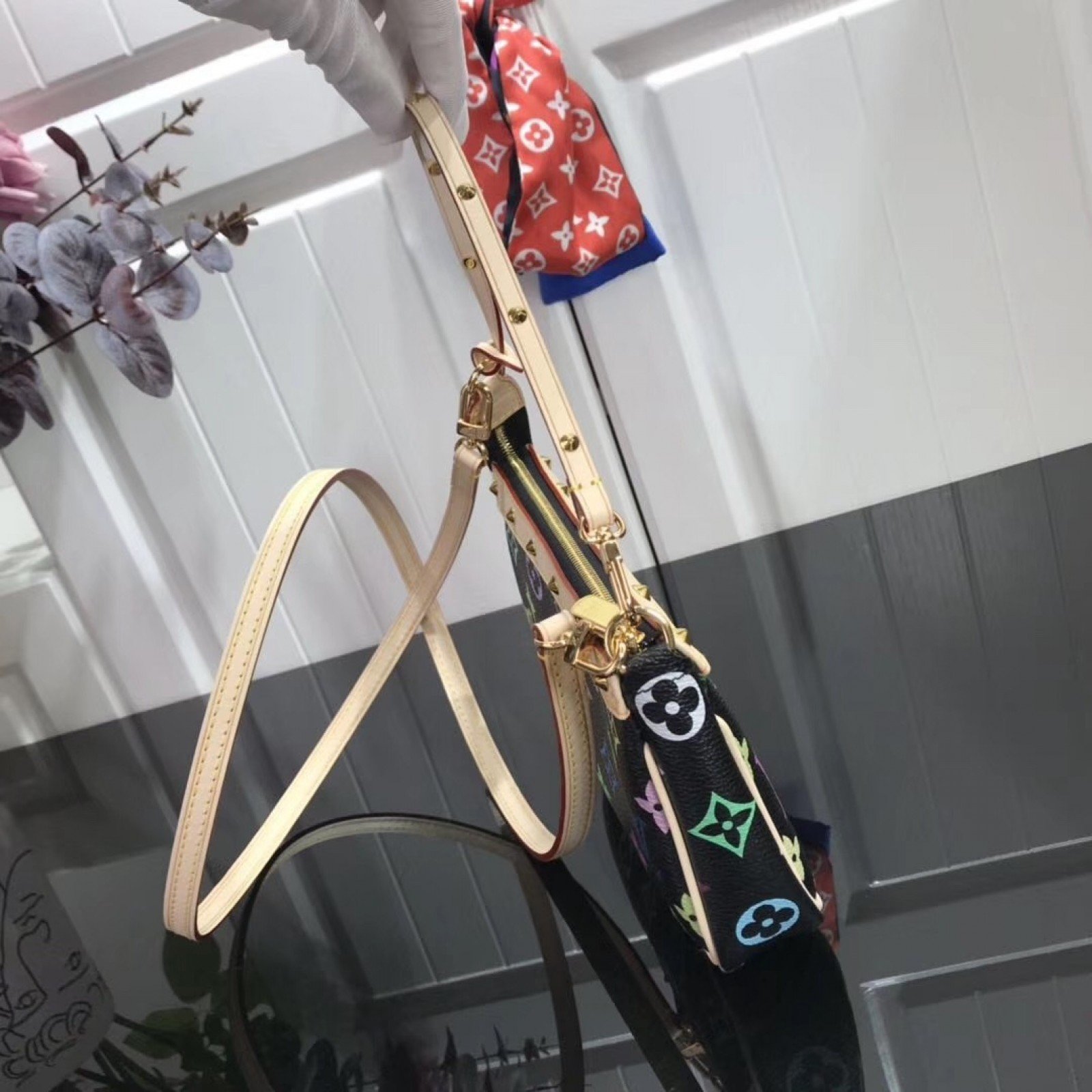 LV POCHETTE ACCESSOIRES M92649