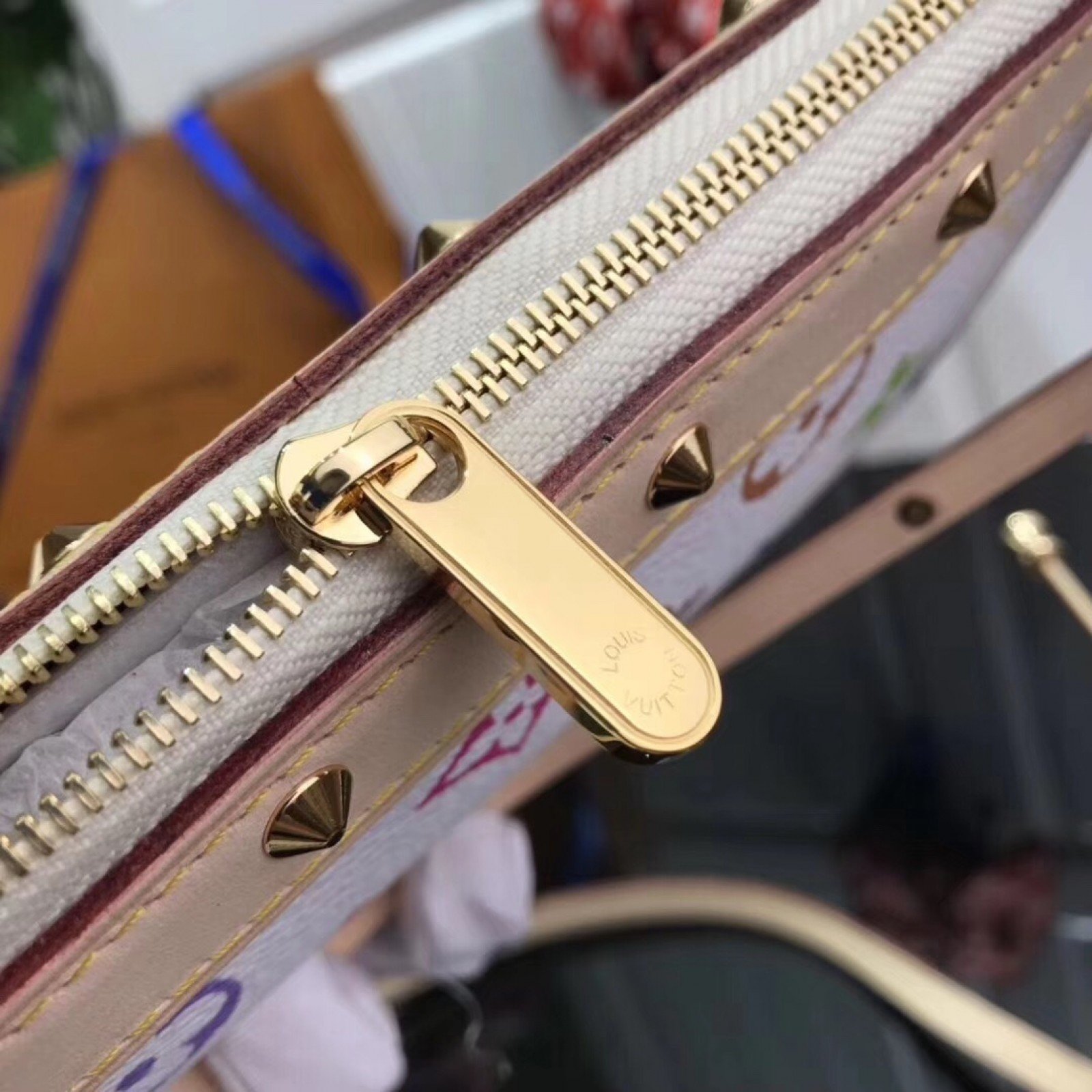 LV POCHETTE ACCESSOIRES M92649