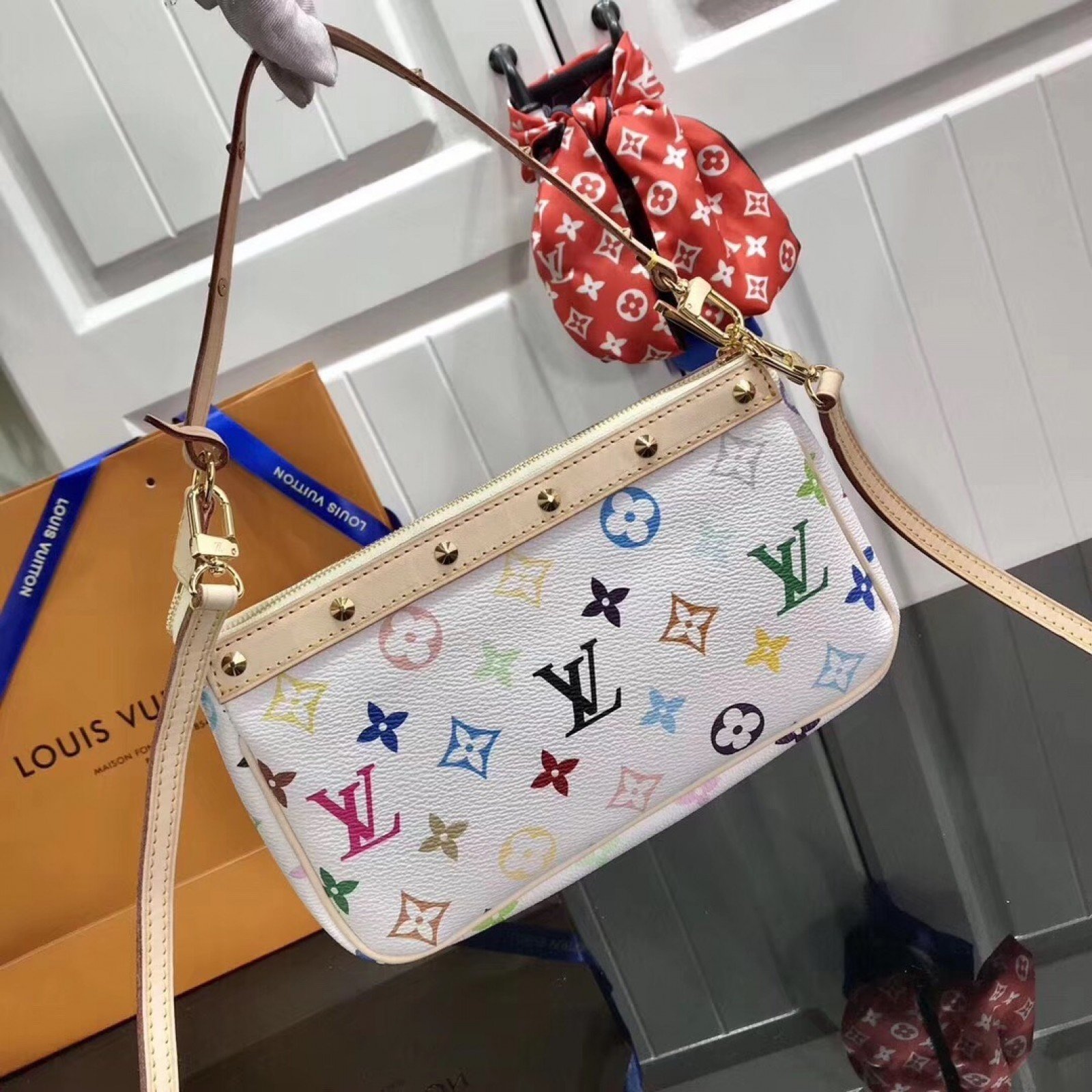 LV POCHETTE ACCESSOIRES M92649