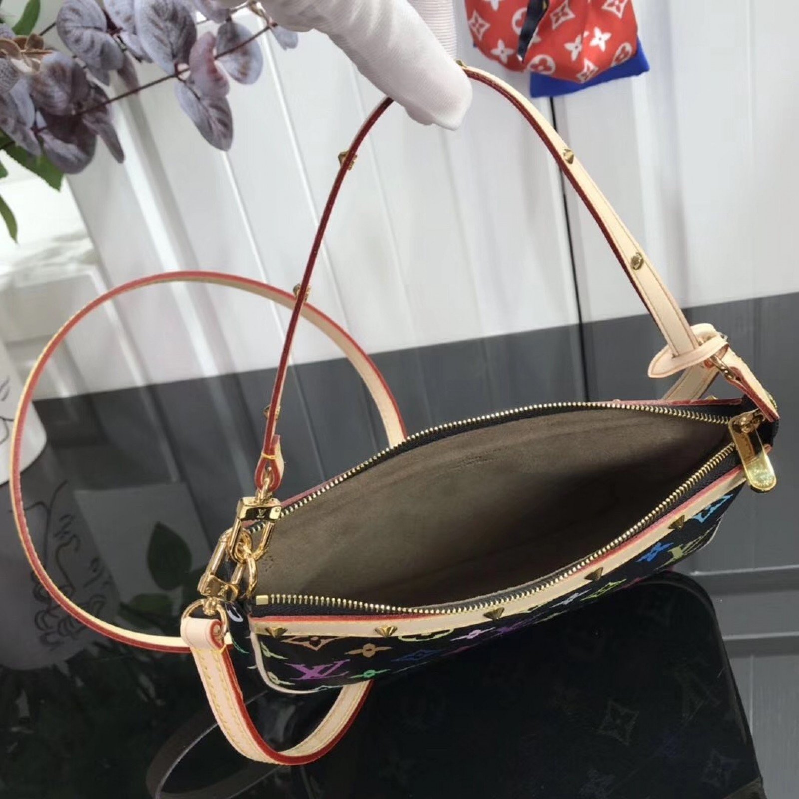 LV POCHETTE ACCESSOIRES M92649