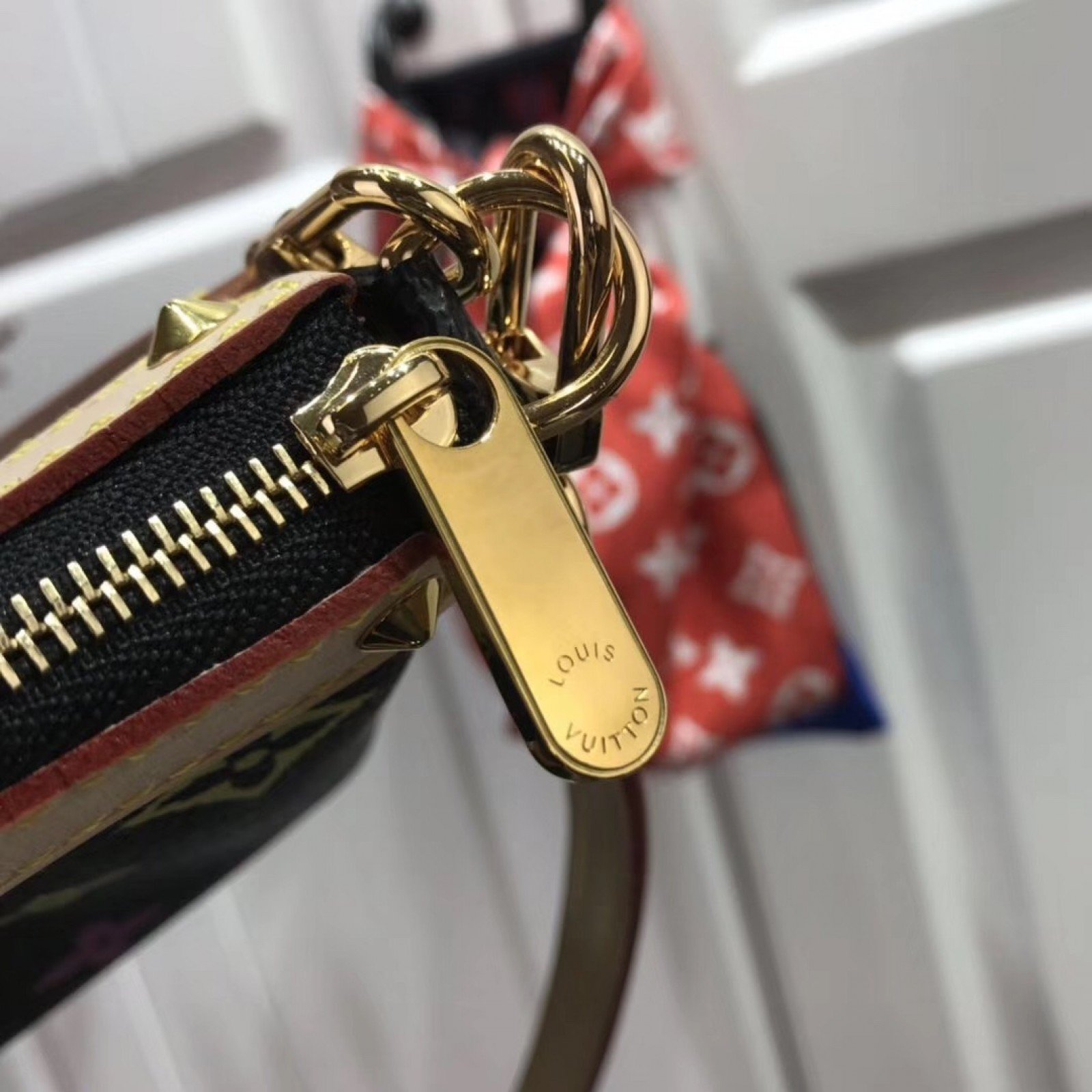 LV POCHETTE ACCESSOIRES M92649