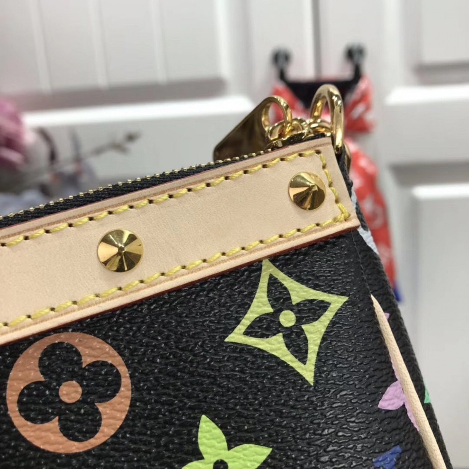 LV POCHETTE ACCESSOIRES M92649