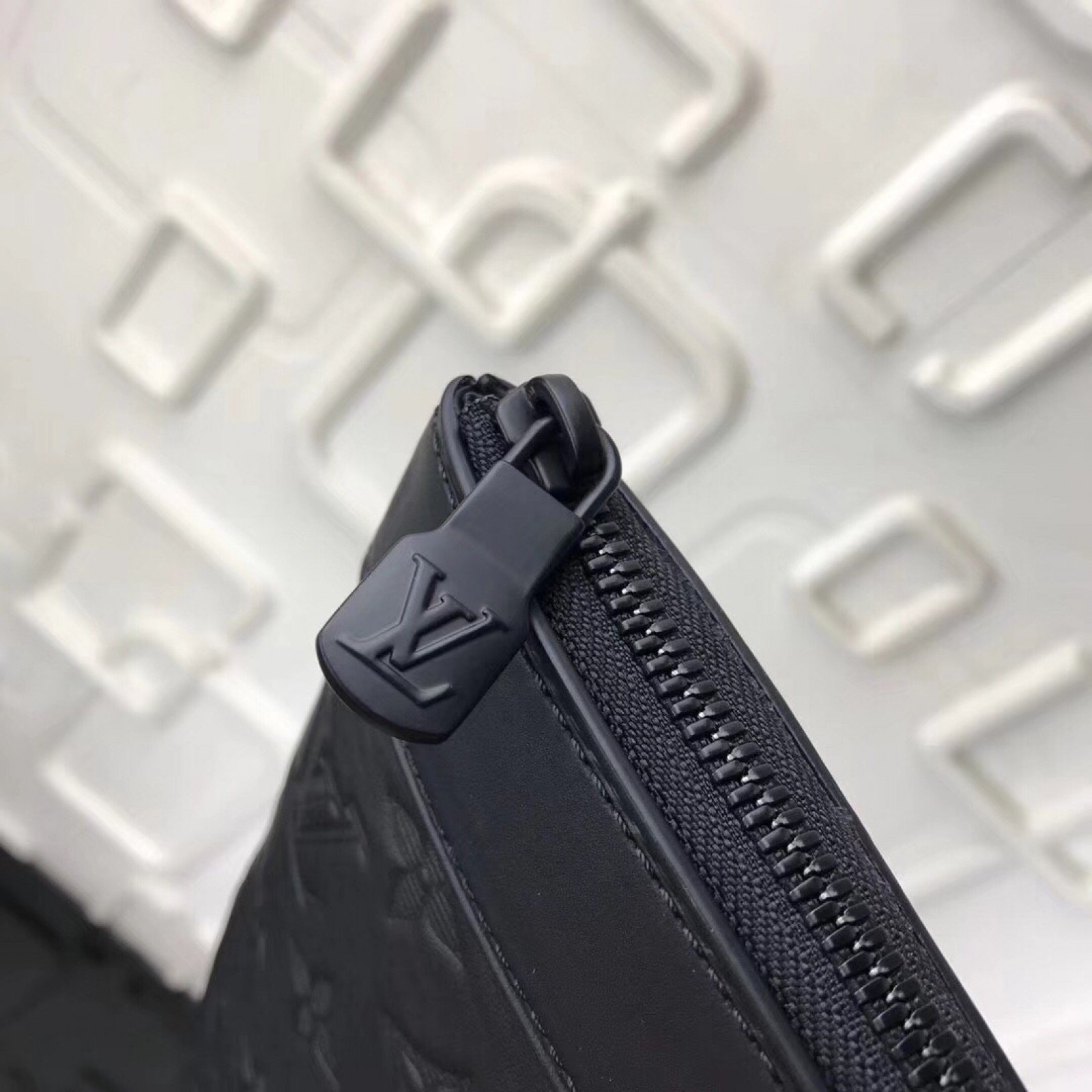 LV POCHETTE APOLLO M62897YH
