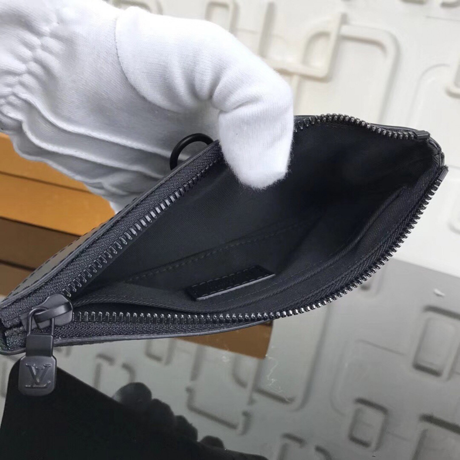 LV POCHETTE APOLLO M62897YH