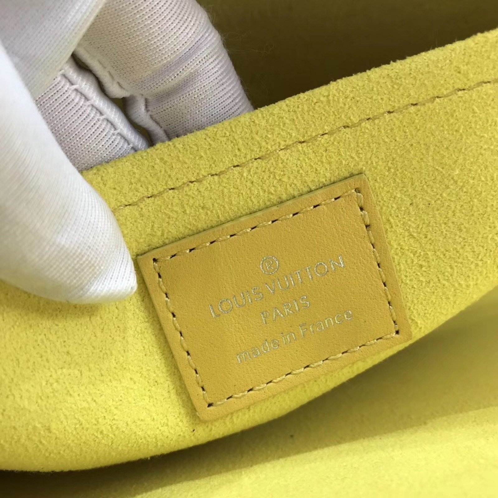 LV POCHETTE JOUR GM M64513