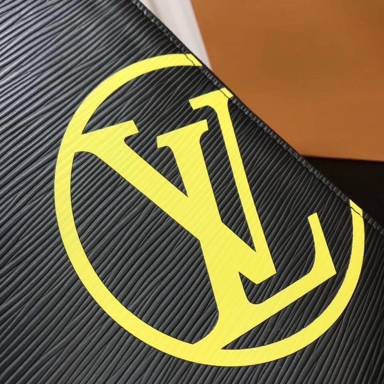 LV POCHETTE JOUR GM M64513