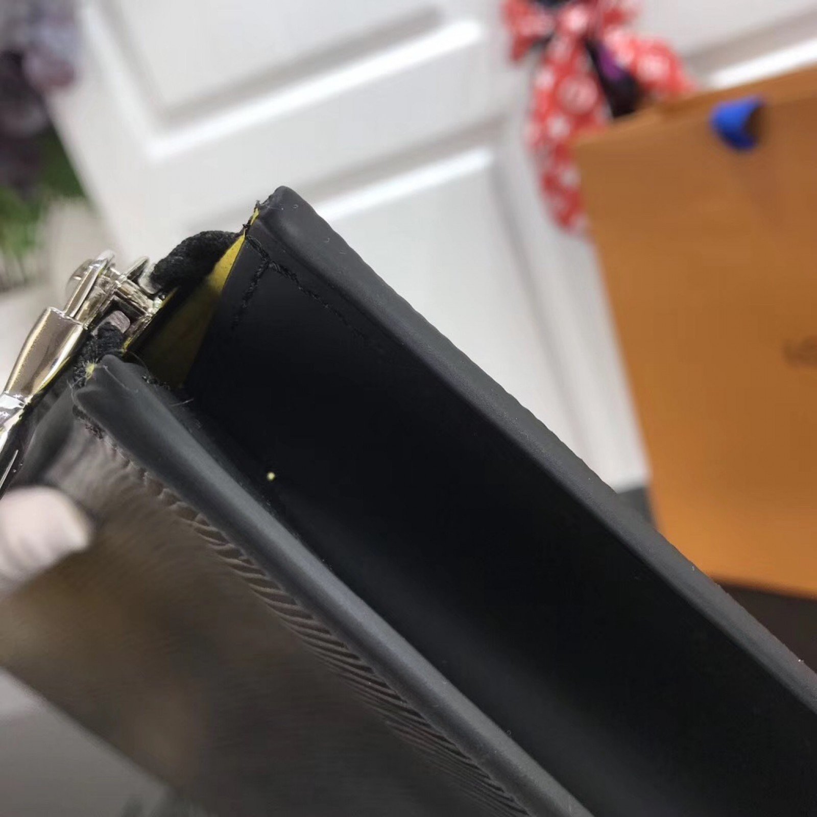 LV POCHETTE JOUR GM M64513