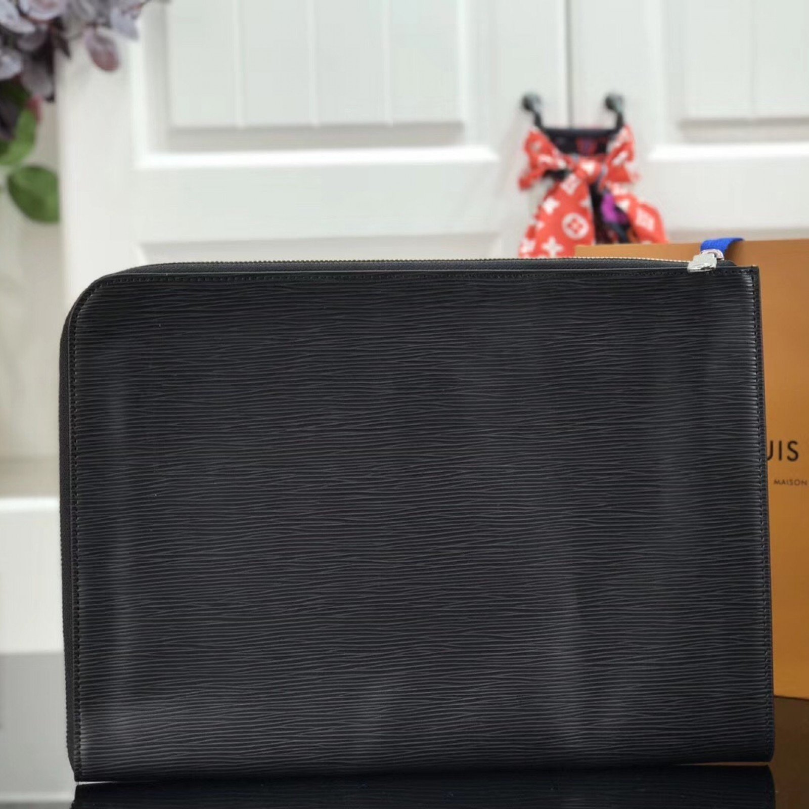 LV POCHETTE JOUR GM M64513