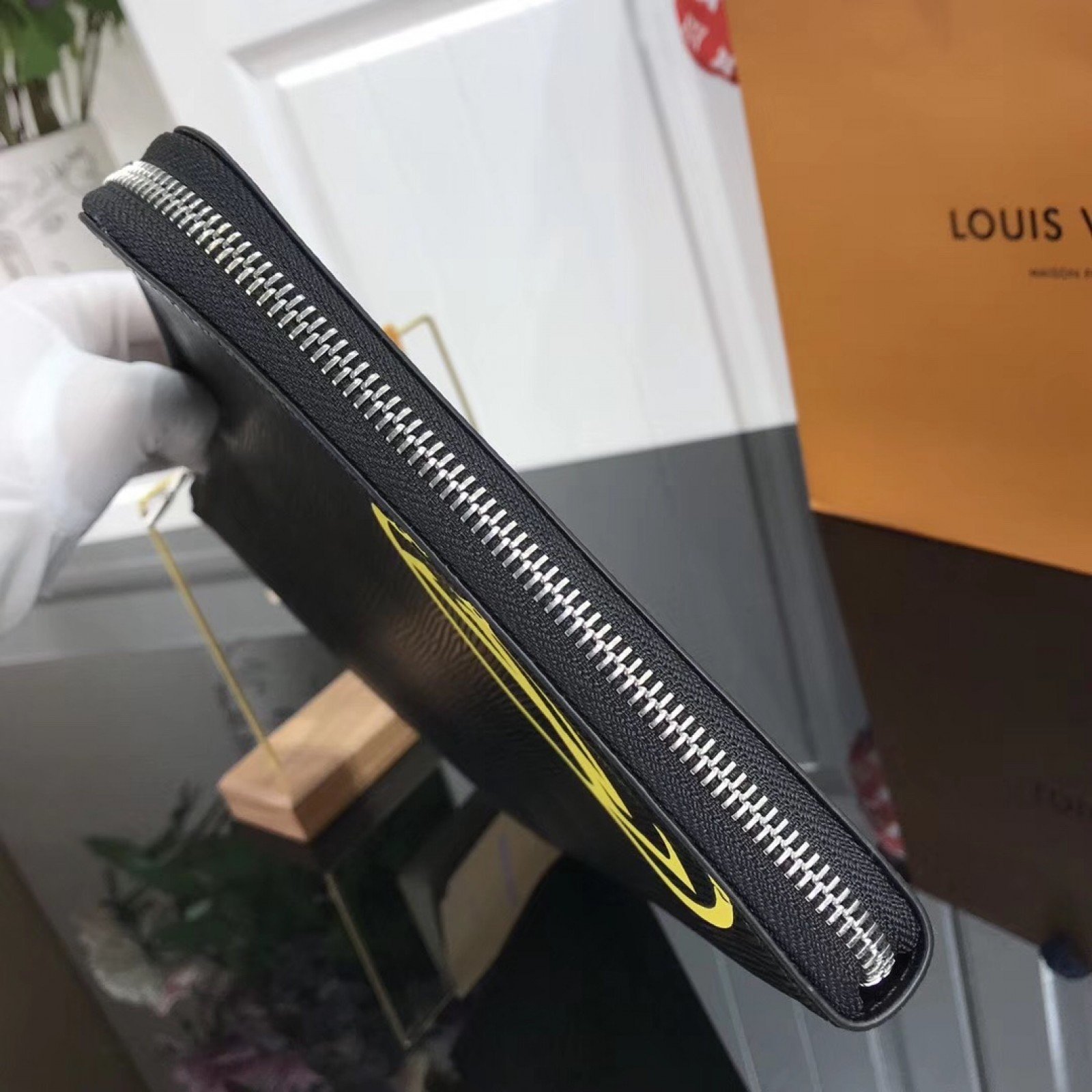 LV POCHETTE JOUR GM M64513