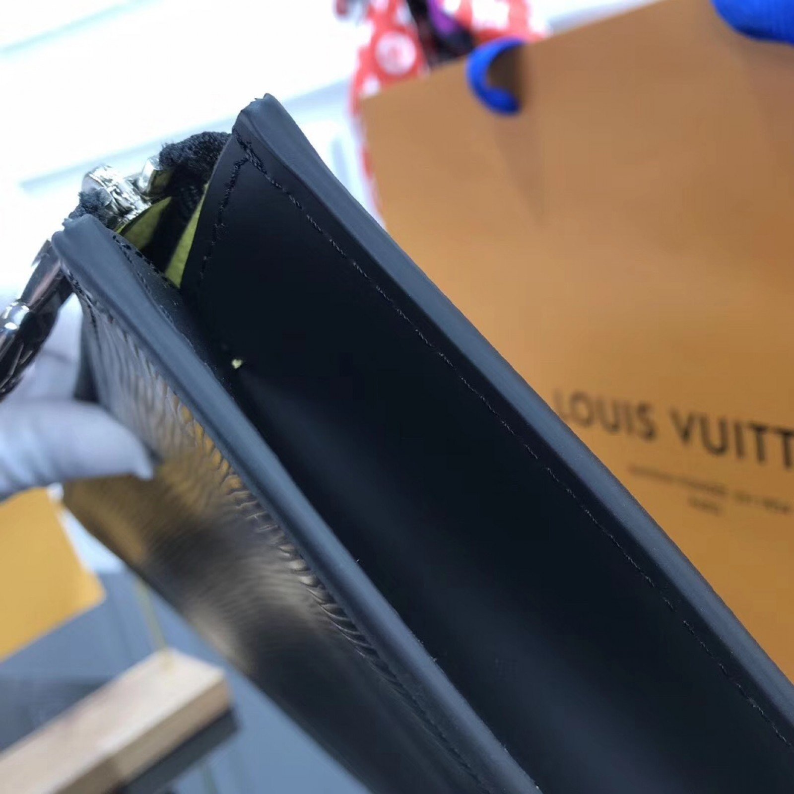 LV POCHETTE JOUR GM M64513